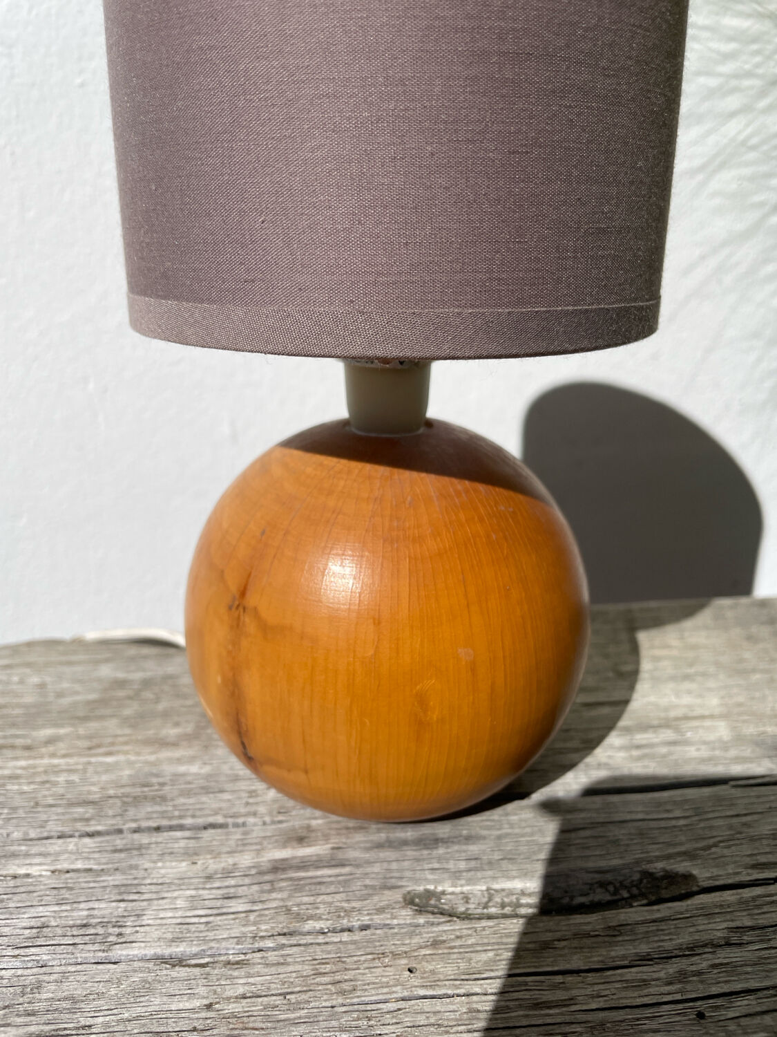 Lampe boule en bois tourné, 1990