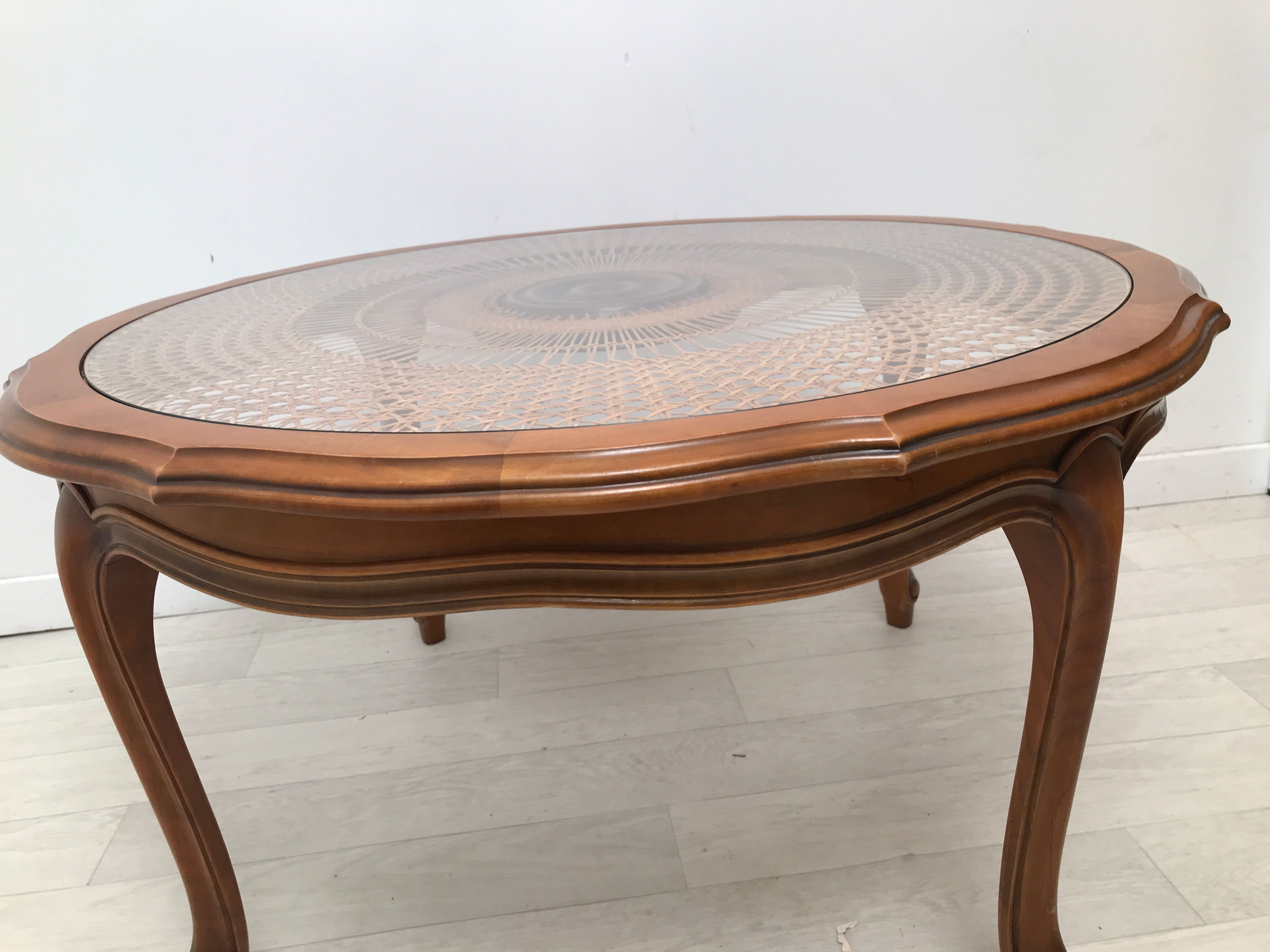 Table basse en bois mérisier et cannage vintage
