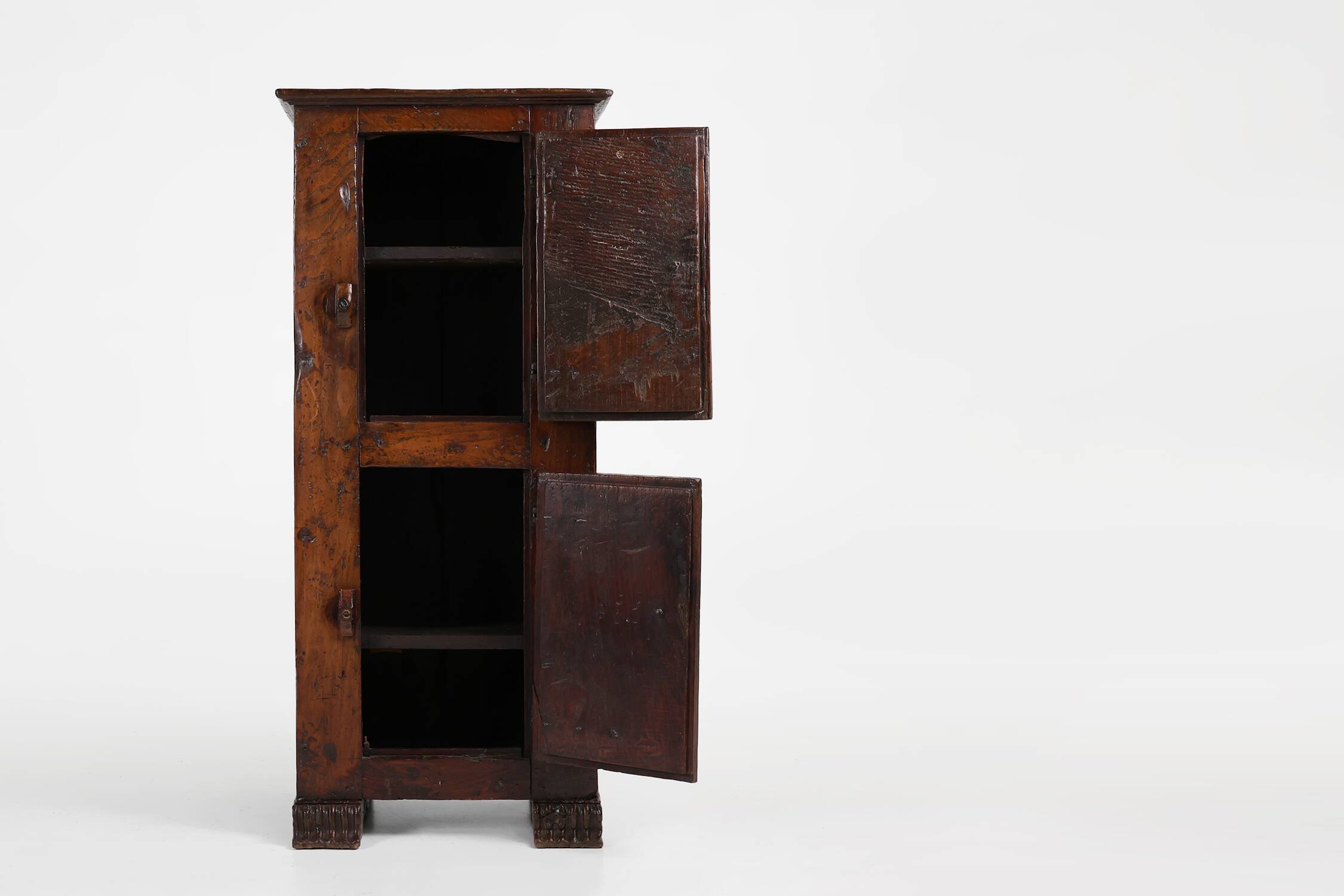 Rare French 16th century oak cabinet with beautiful patina