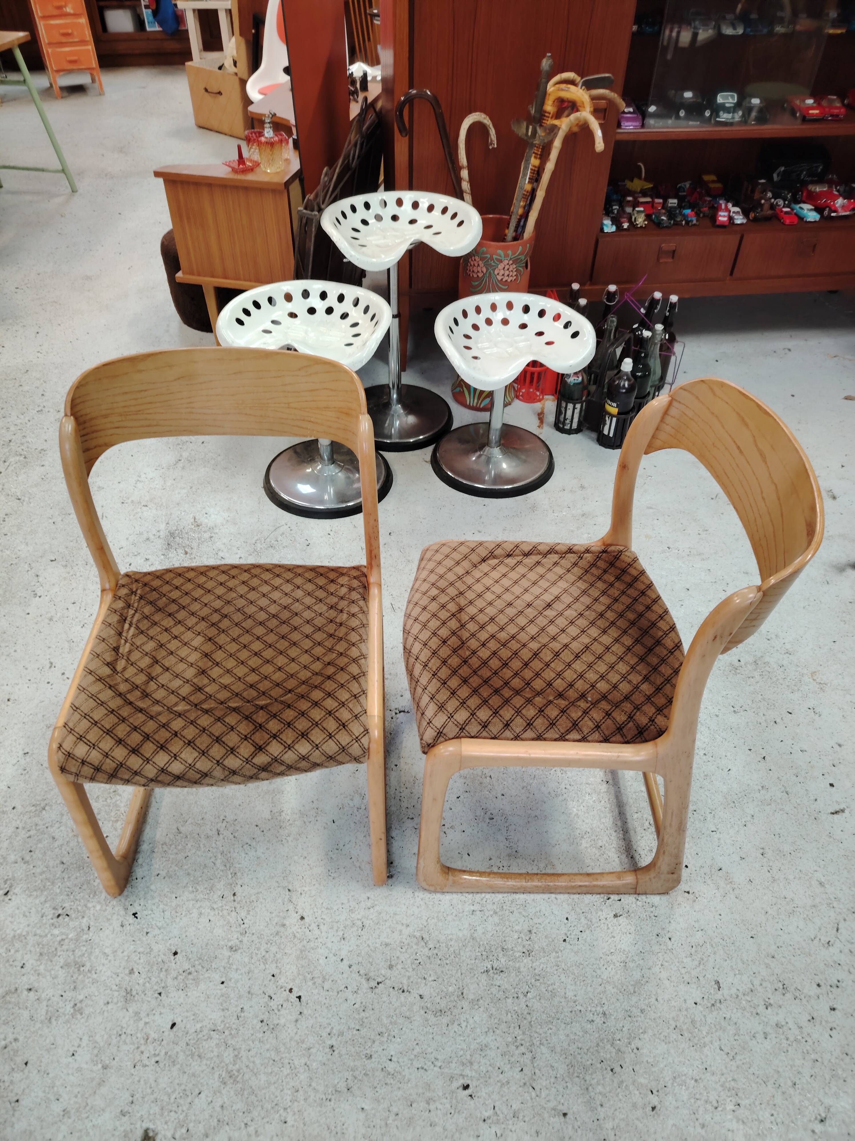 Pair of "Sled" chairs by Baumann in bent beech - Design 1960