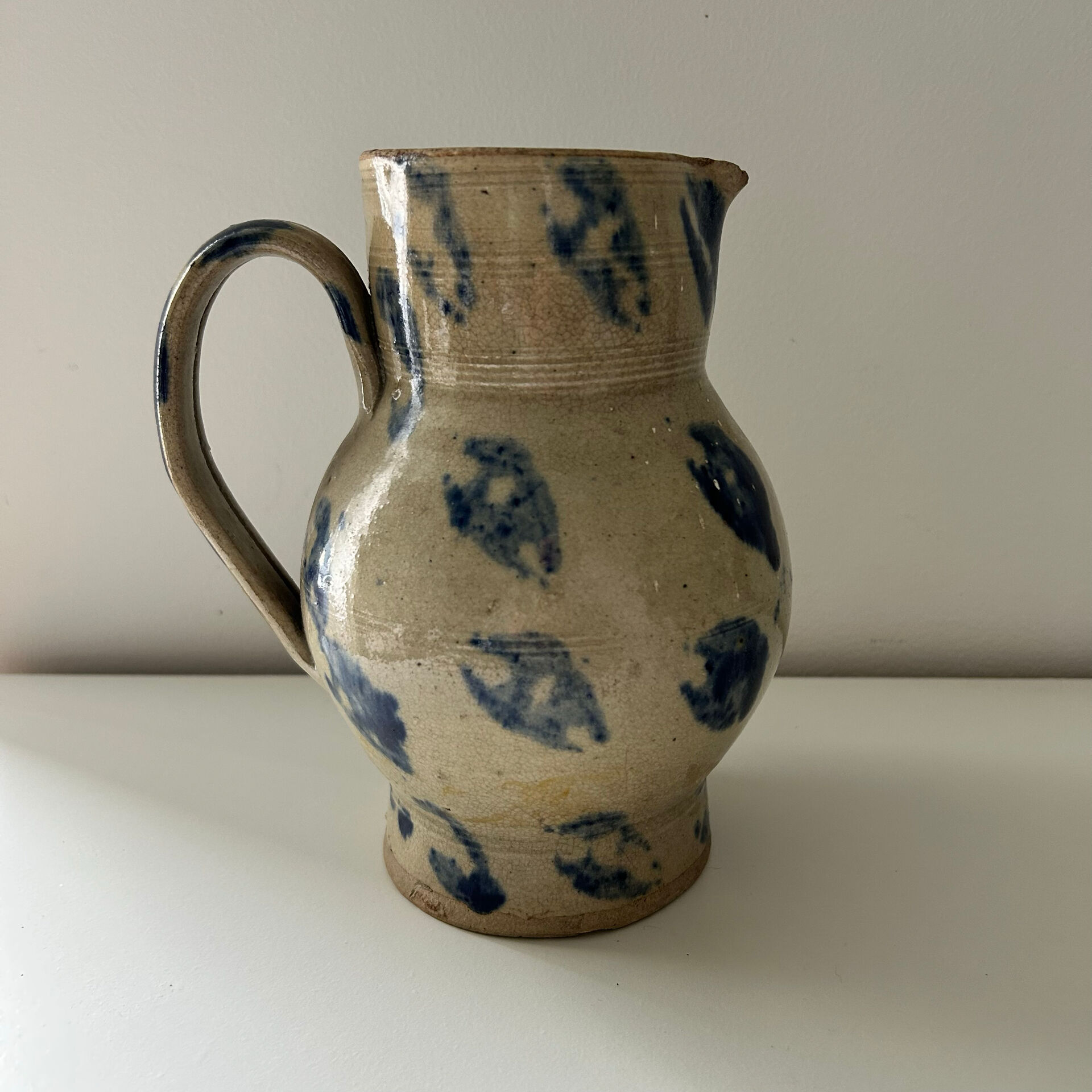 Pichet décor taches bleues