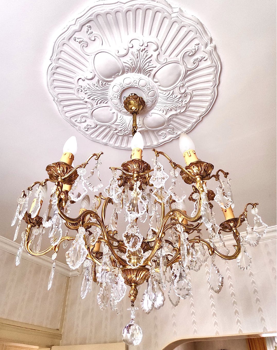 Lustre en bronze à pampilles en cristal ancien