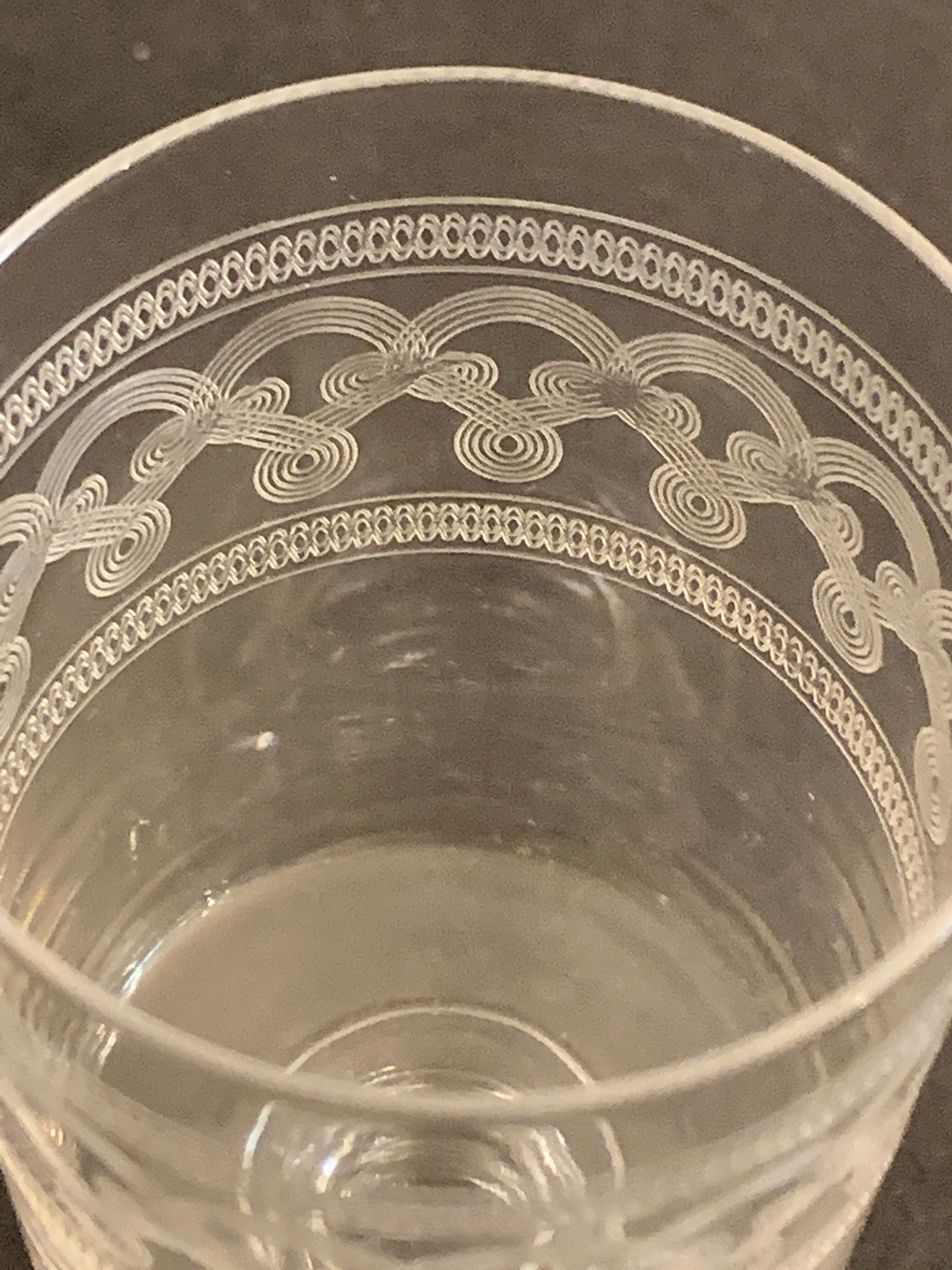 6 glasses on foot in engraved and blown crystal, height 12.5 cm