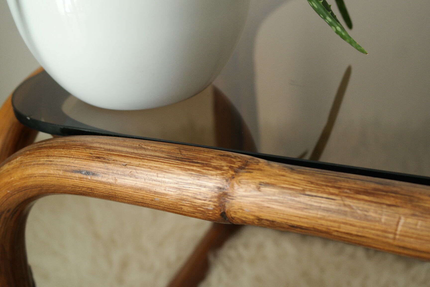 Table basse en bambou et verre fumé vintage