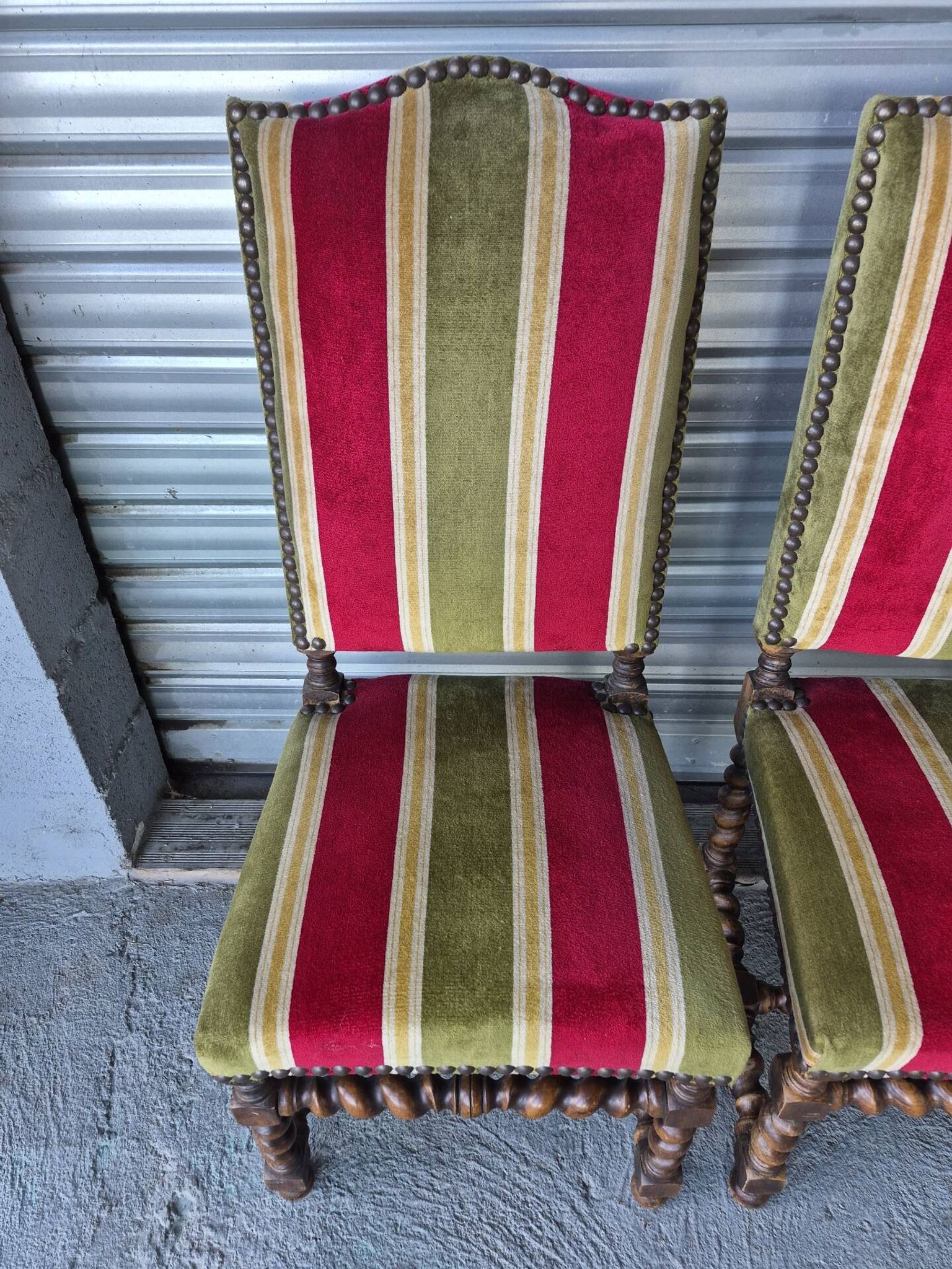 Set of 6 Louis XIII style chairs in turned wood and velvet.