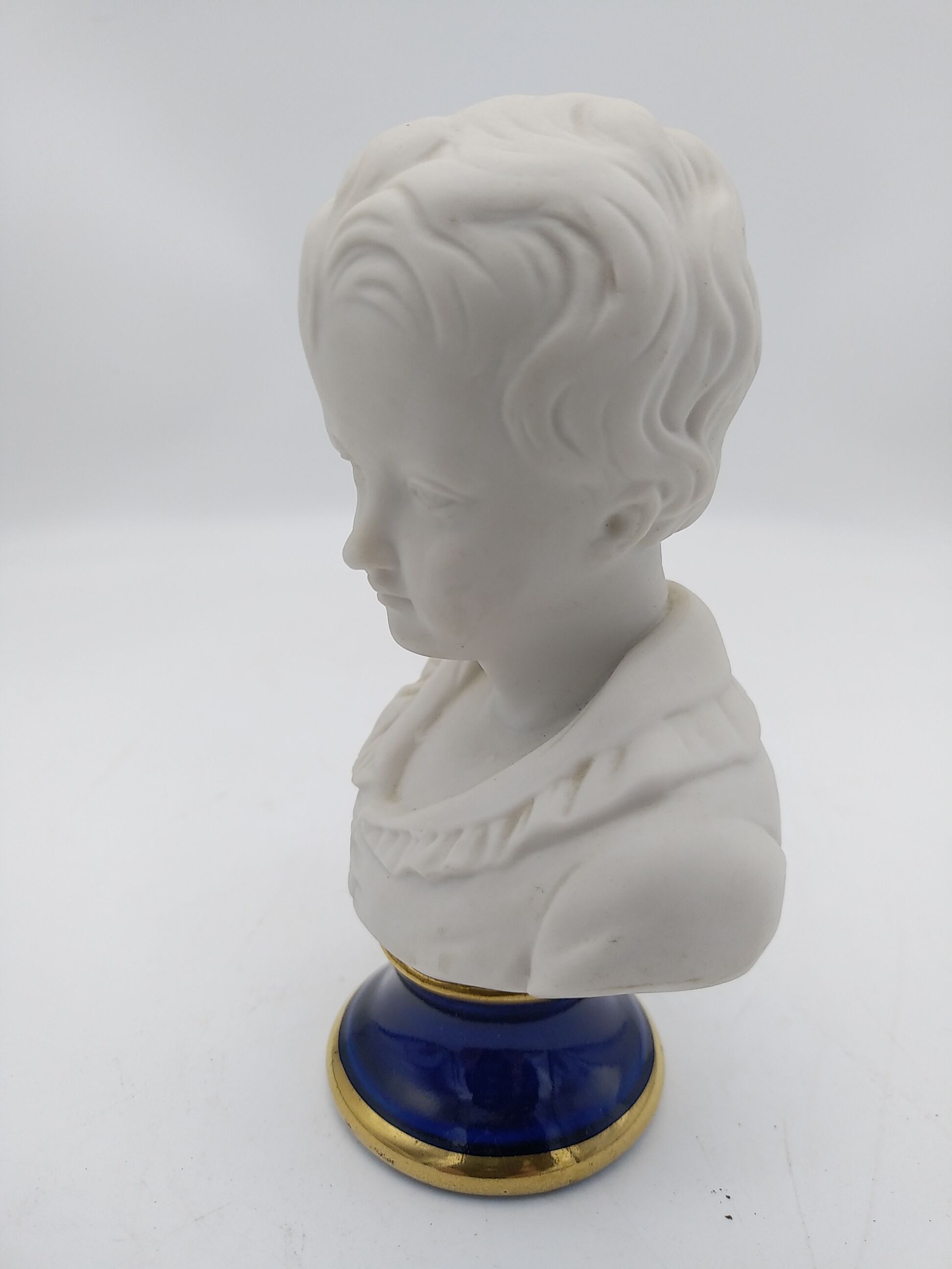 Child bust in biscuit. Capodimonte .