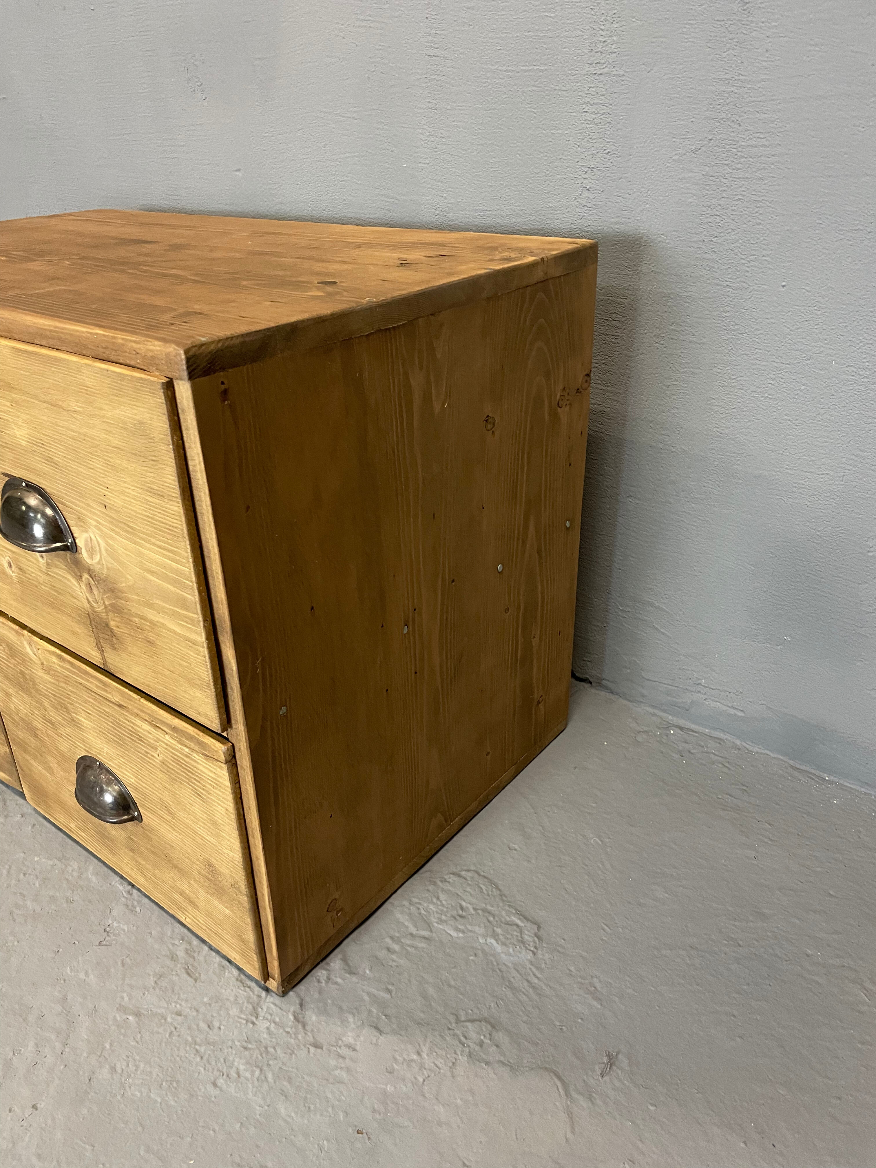 Small piece of furniture with 4 drawers