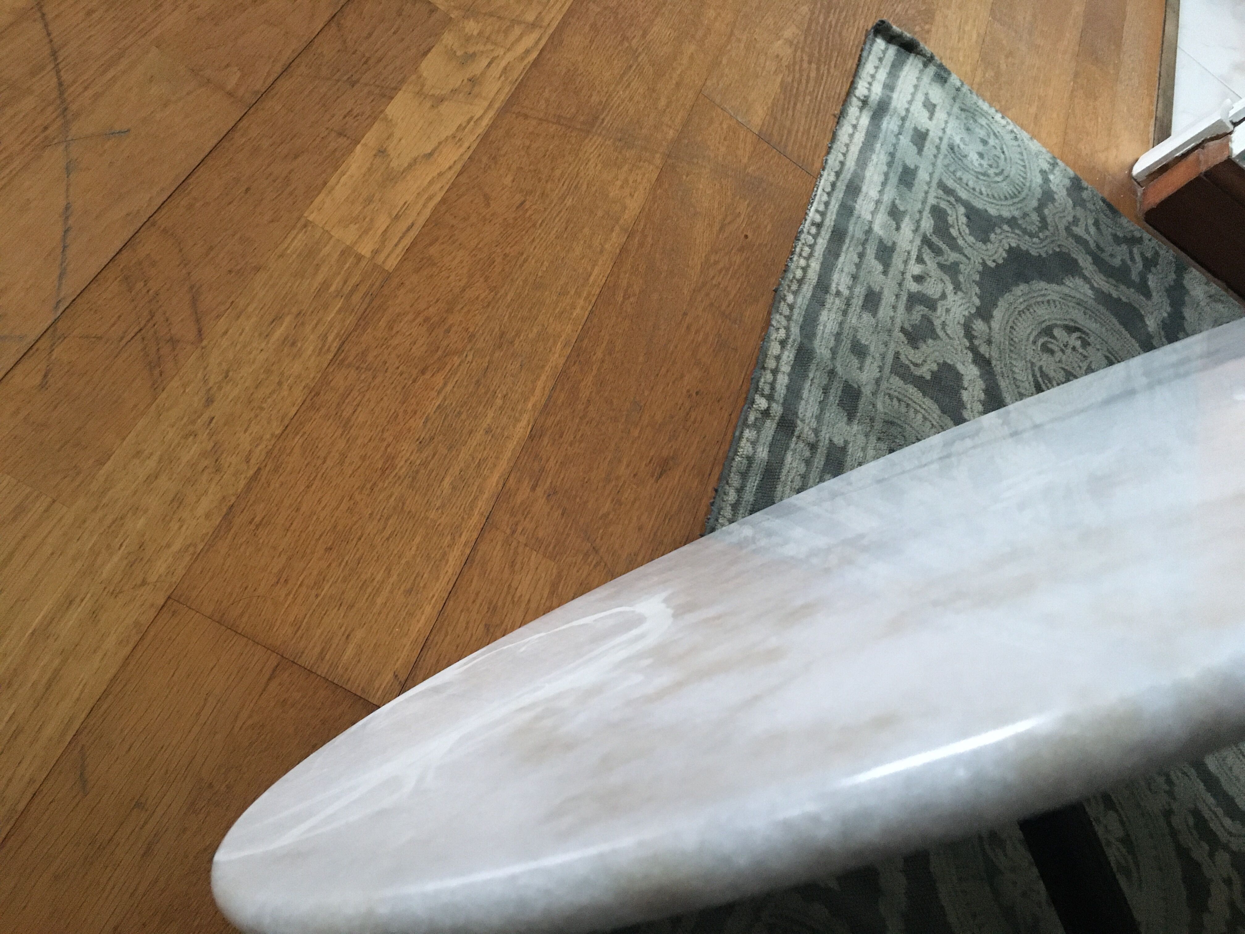 Bistro table in white marble and cast iron