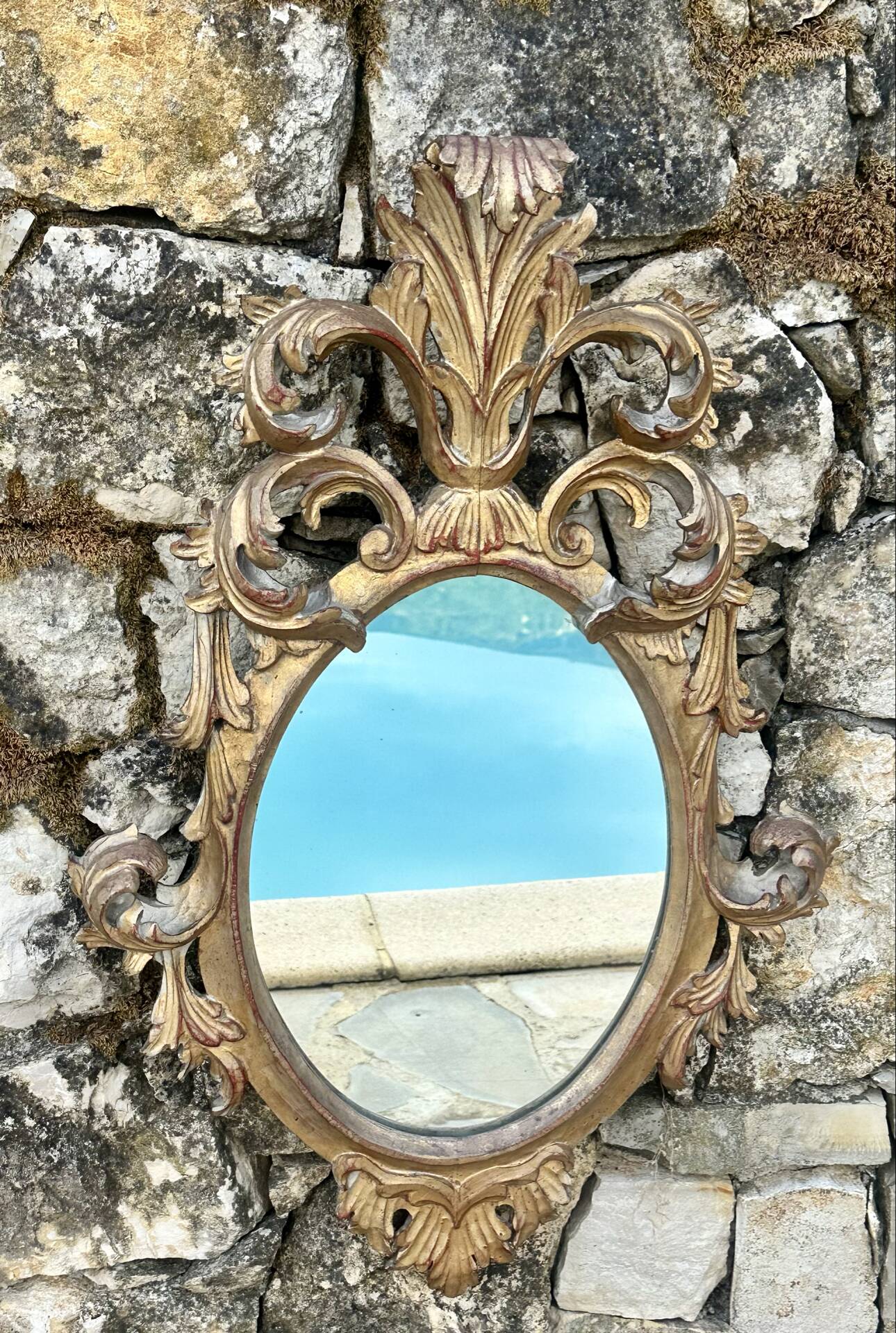 Miroir en bois doré sculpté .