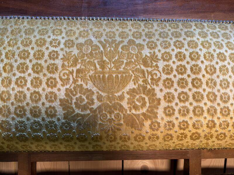 Banquette - Canapé époque Restaurarion en velours de gêne jaune 1830