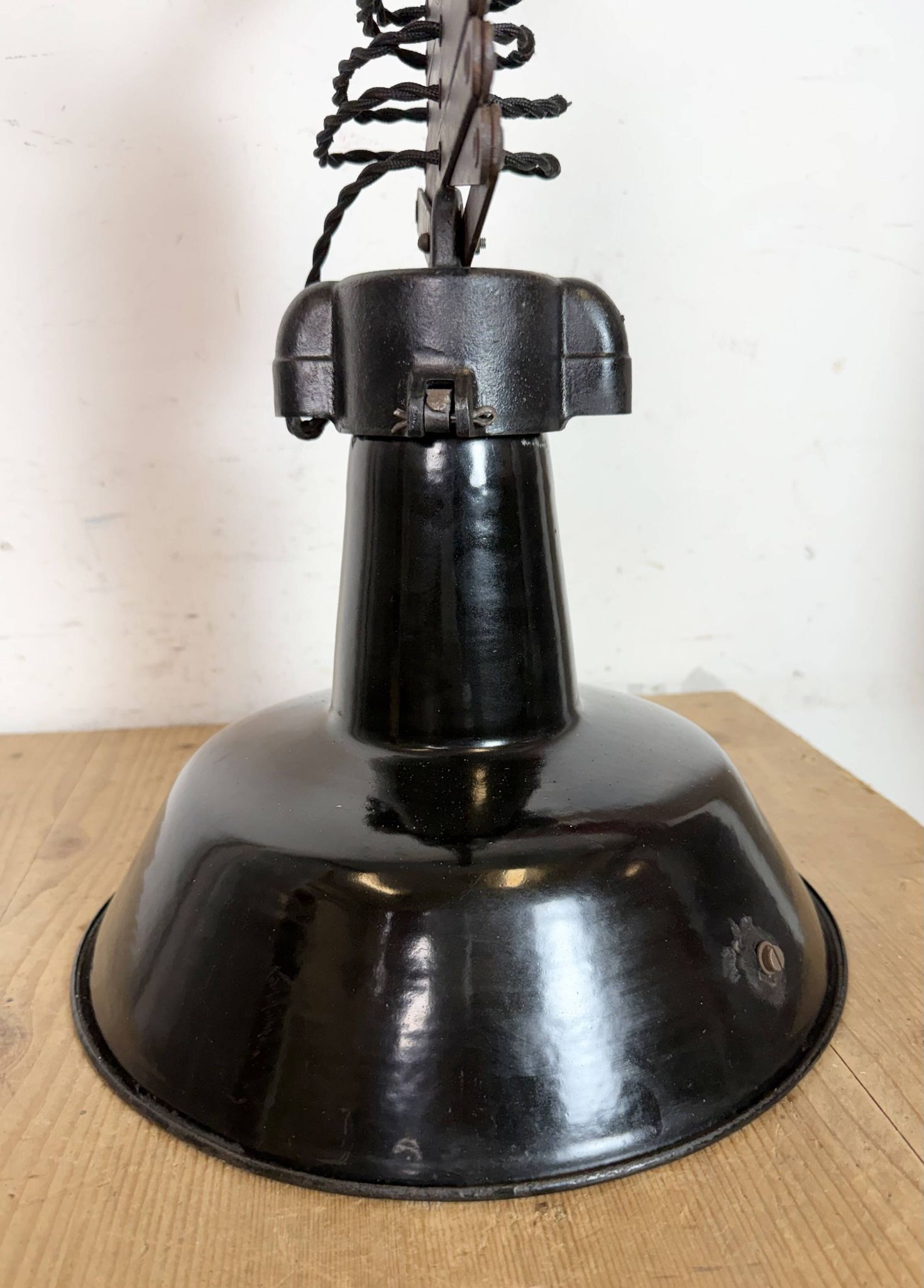 Lampe de plafond industrielle en émail noir à forme de ciseaux, années 1930