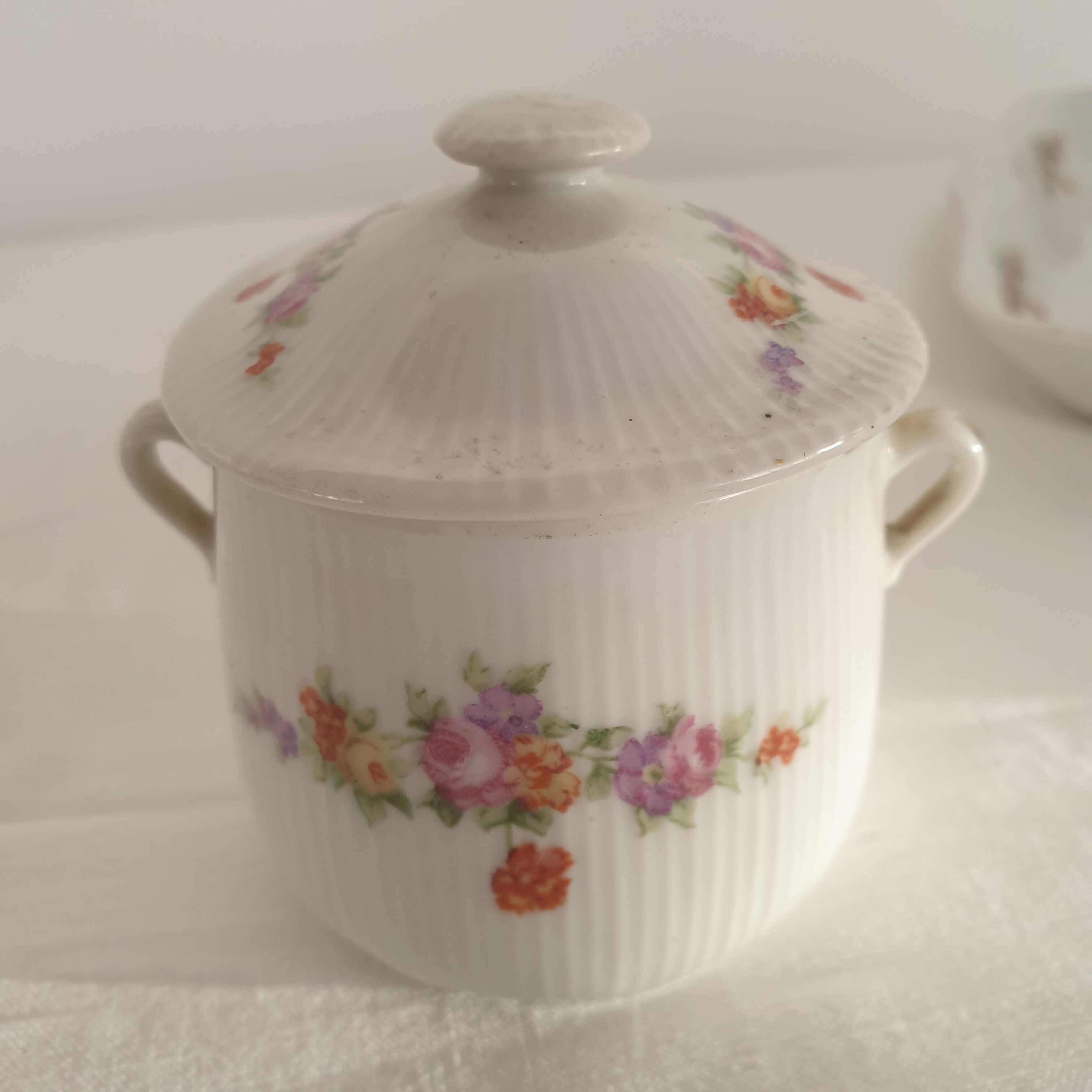 Dessert service: 3 cream jars + cake dish