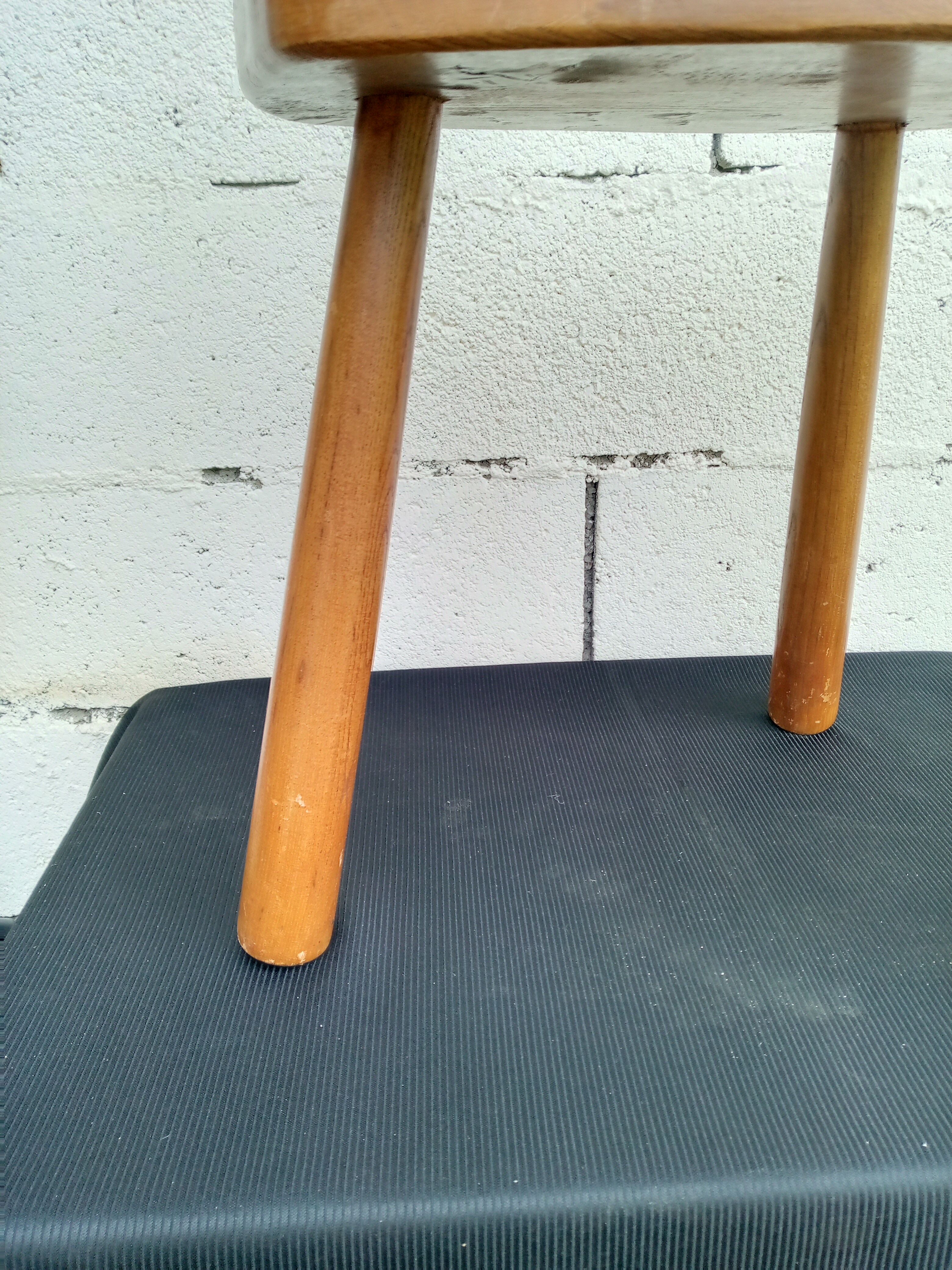 Tabouret de traite tripode brutaliste en frêne