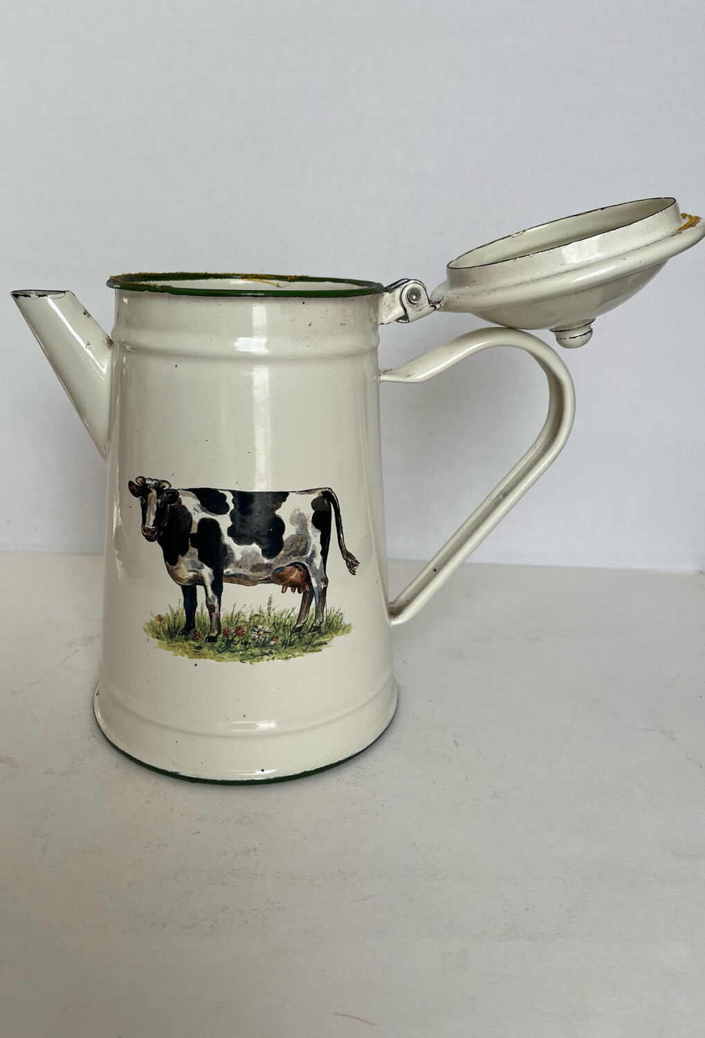 Enamelled sheet metal pourer