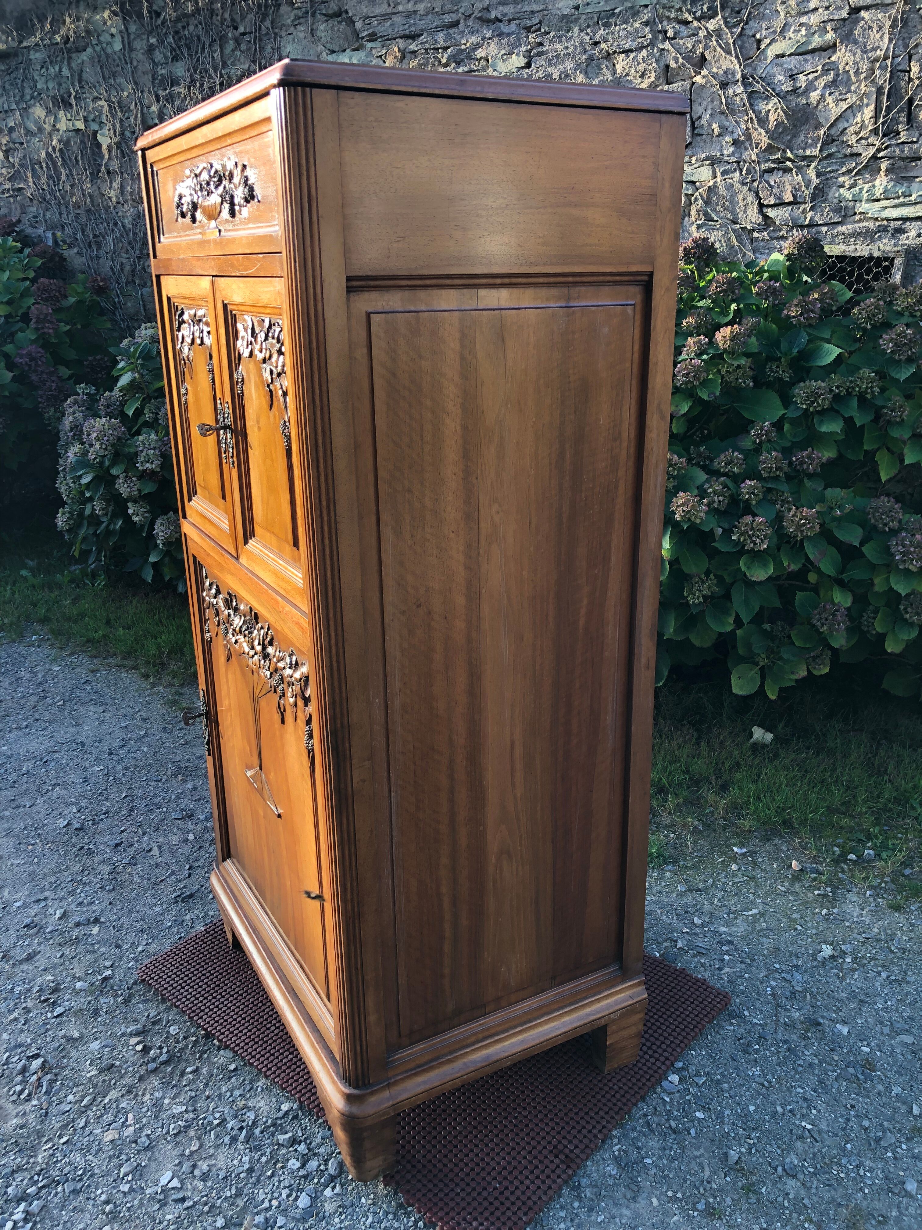 Buffet Art déco meuble bar en noyer massif à 3 portes et 1 faux tiroirs basculant richement sculpté.