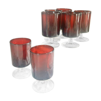 Lot de 7 verres de couleurs rubis à pied en verre France Luminarc des années 1960.