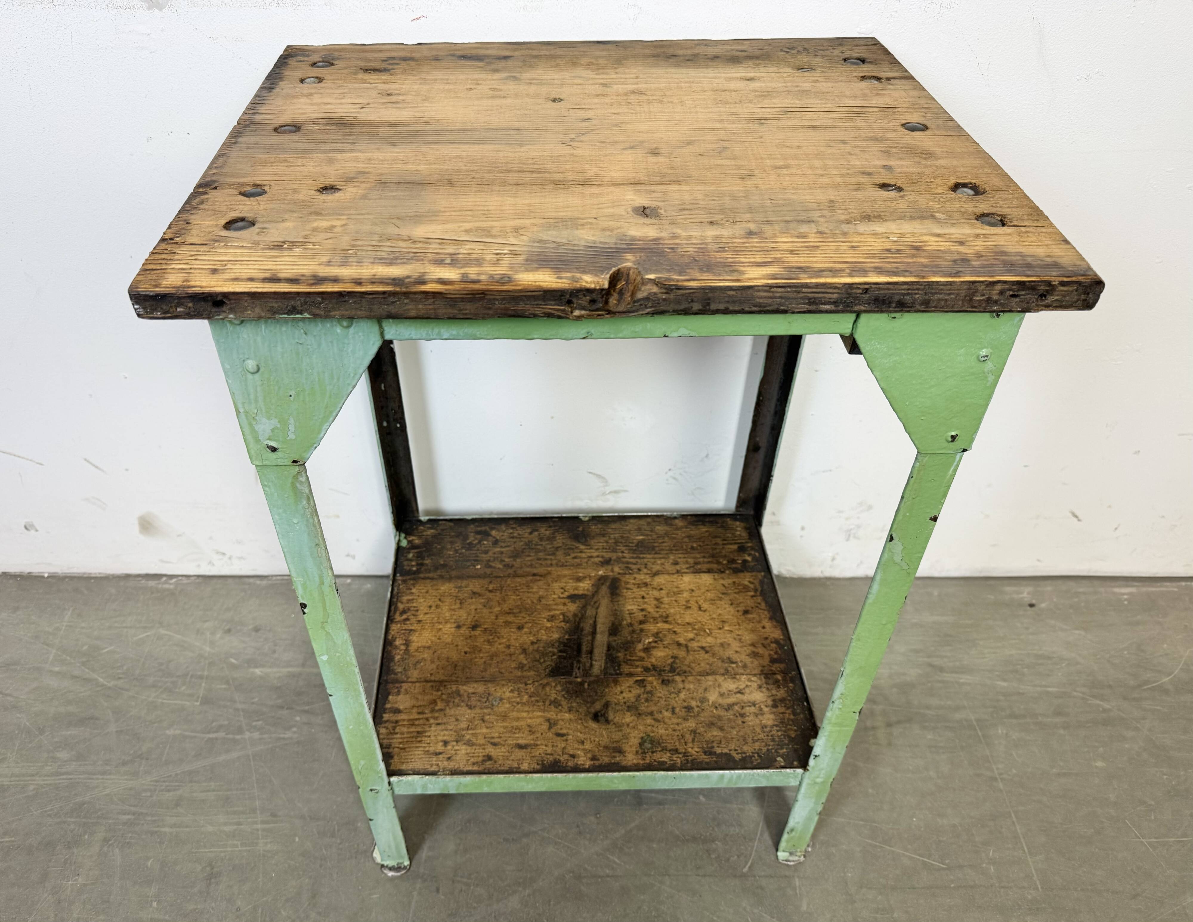 Table industrielle en fer vert, années 1950