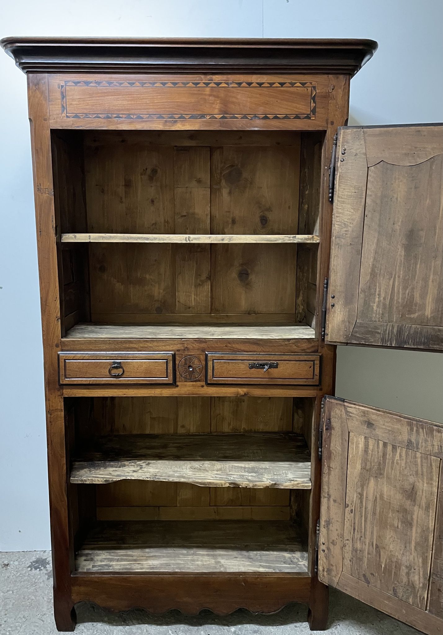 Armoire en noyer d'époque XIX ème