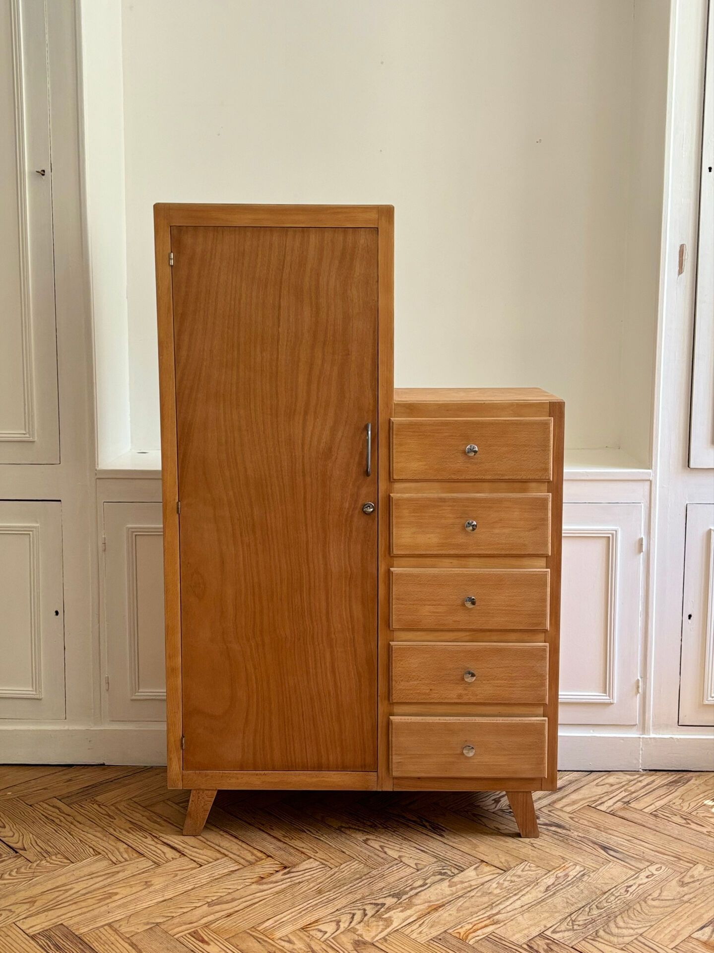 Armoire asymétrique vintage