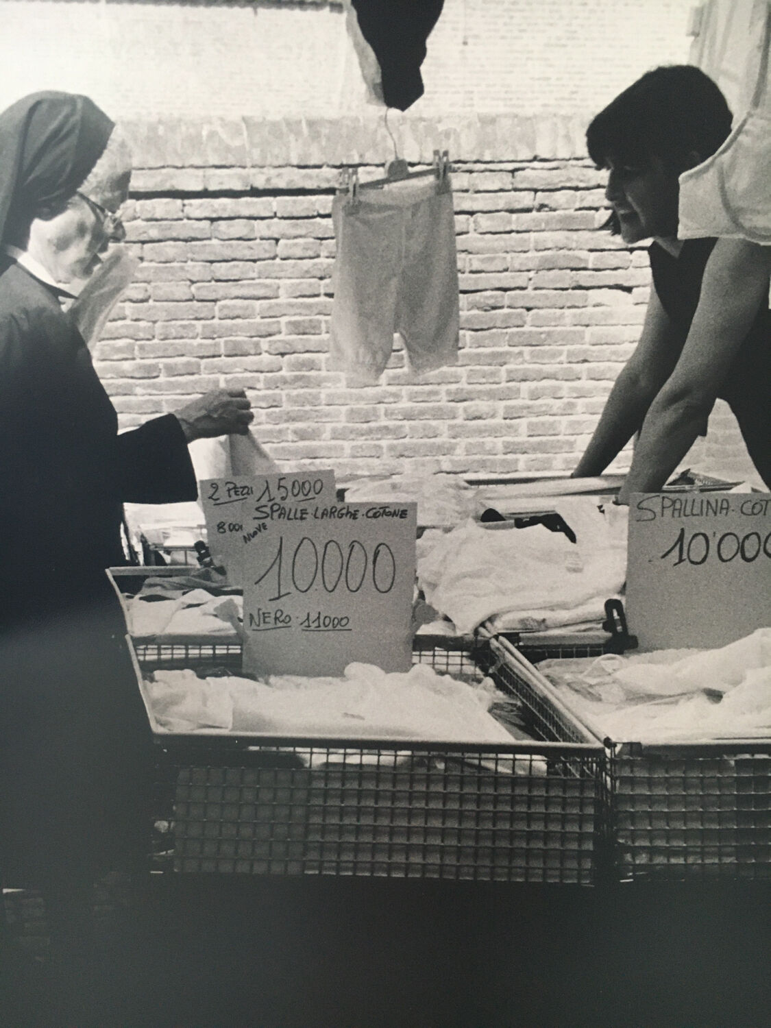 Photo années 90, religieuse et sous vêtements