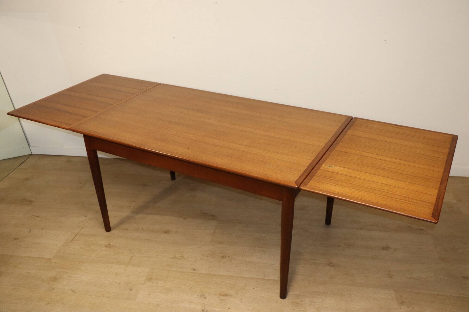 Danish Scandinavian extendable dining table in teak, 1960.