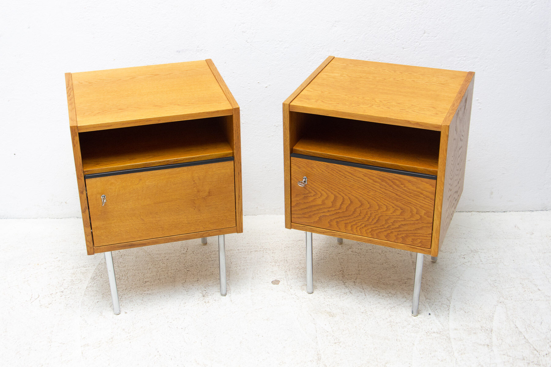 Paire de tables de chevet du milieu du siècle, années 1960, Tchécoslovaquie