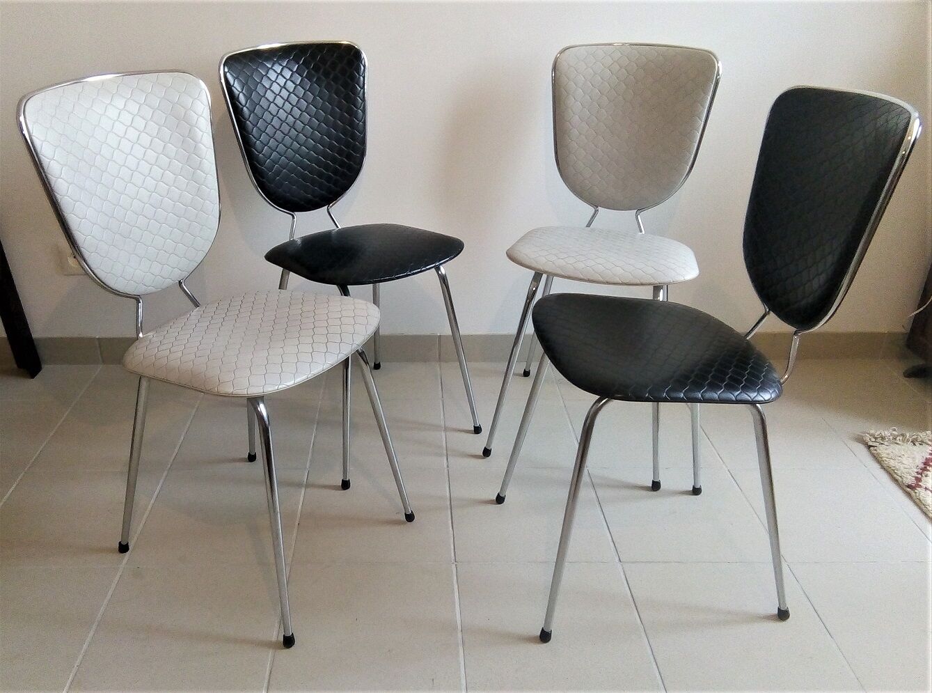 Lot de 4 chaises  soudexvinyl skai gauffré noir et blanc