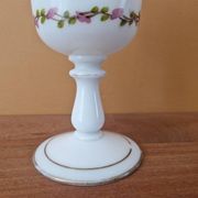 Verre sur pied en forme de calice en opaline blanche et décor de fleurs