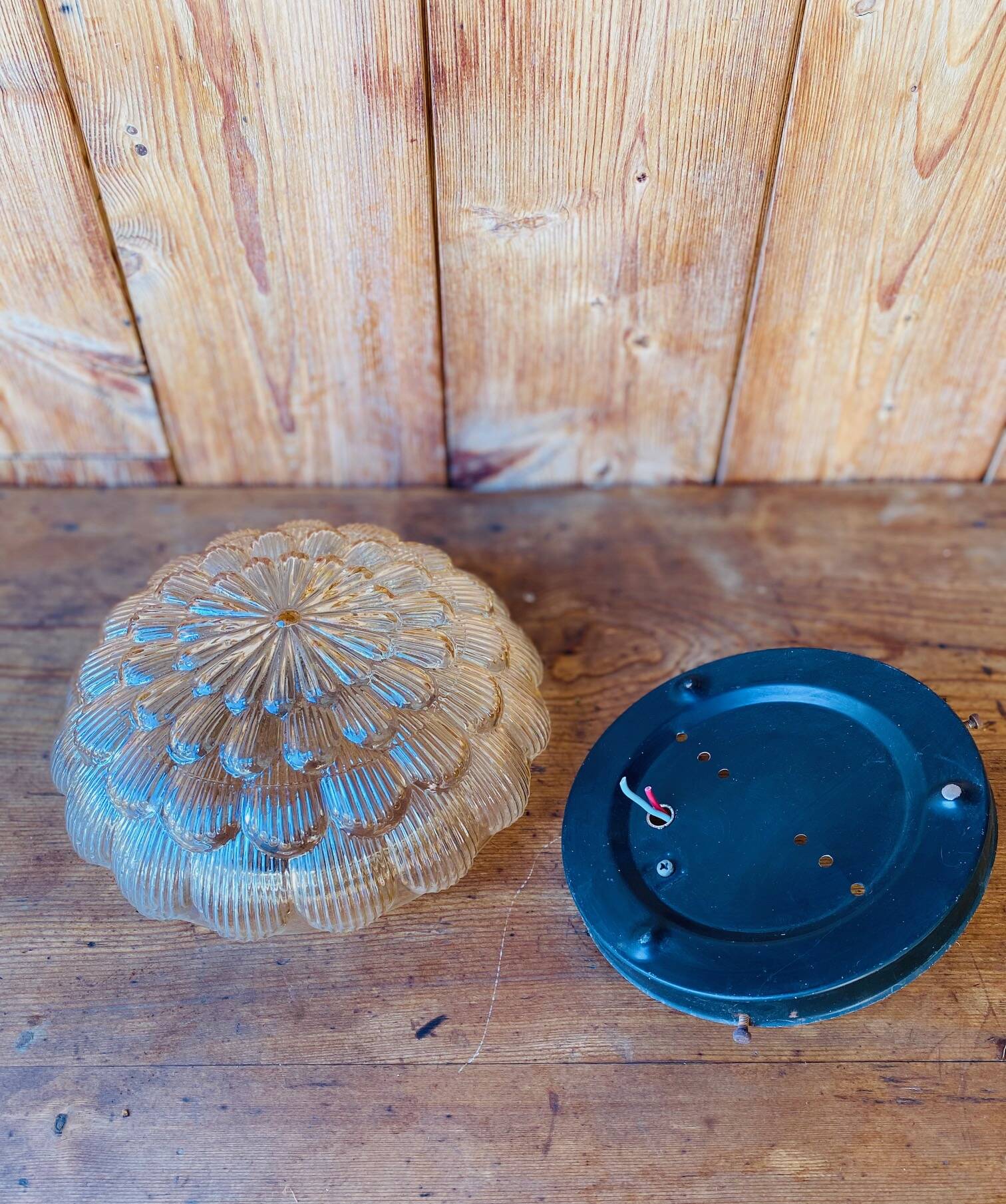 Plafonnier en verre moulé ambré vintage.