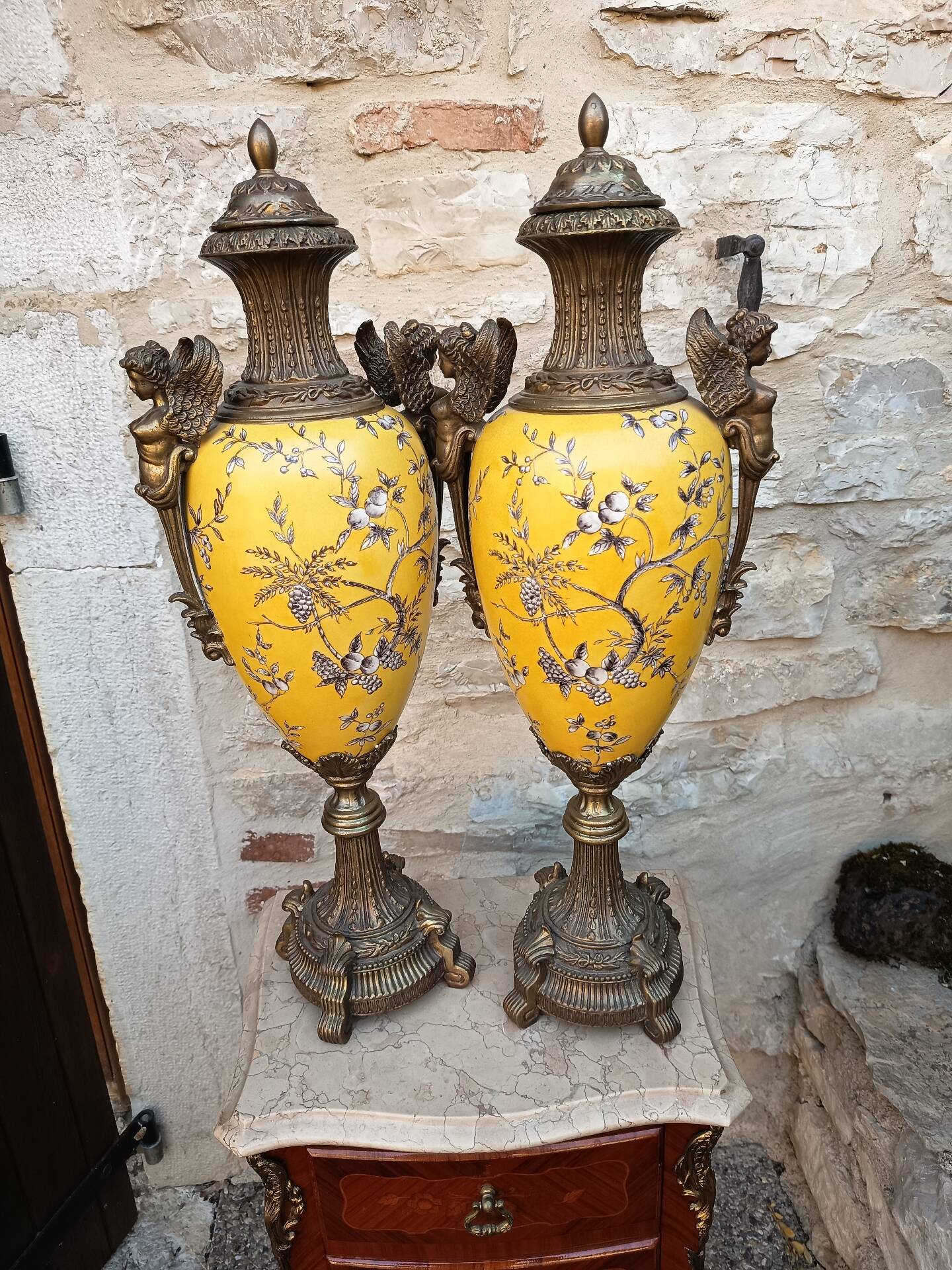 Paire de grands vases couverts - 60cm - faïence jaune