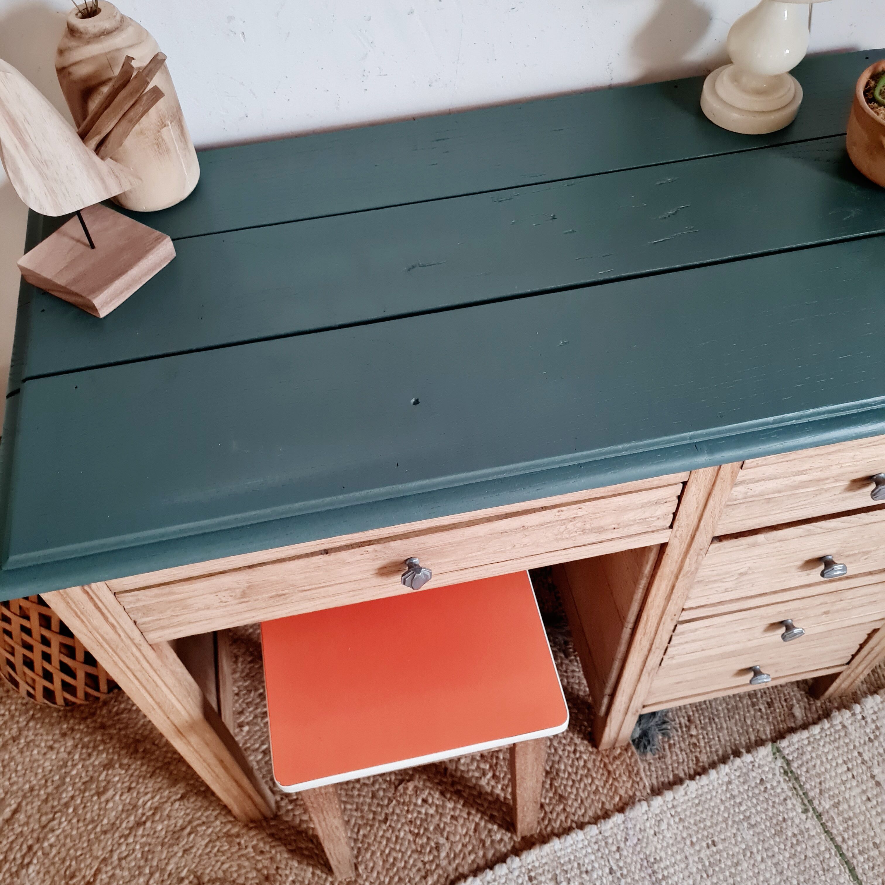 Bureau ancien en bois plateau vert et tiroirs