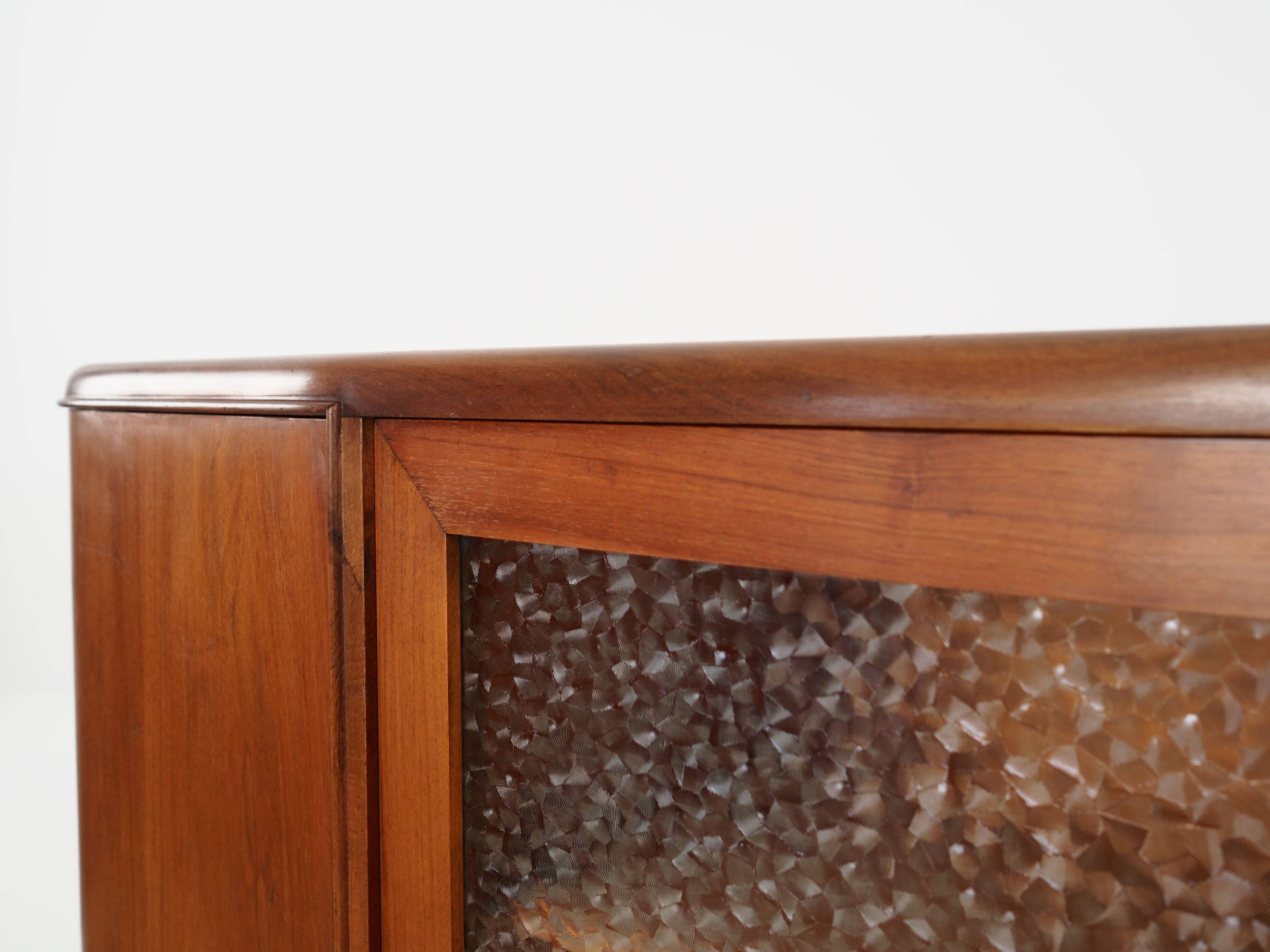 Buffet haut en noyer, design danois, années 1960, production : Danemark