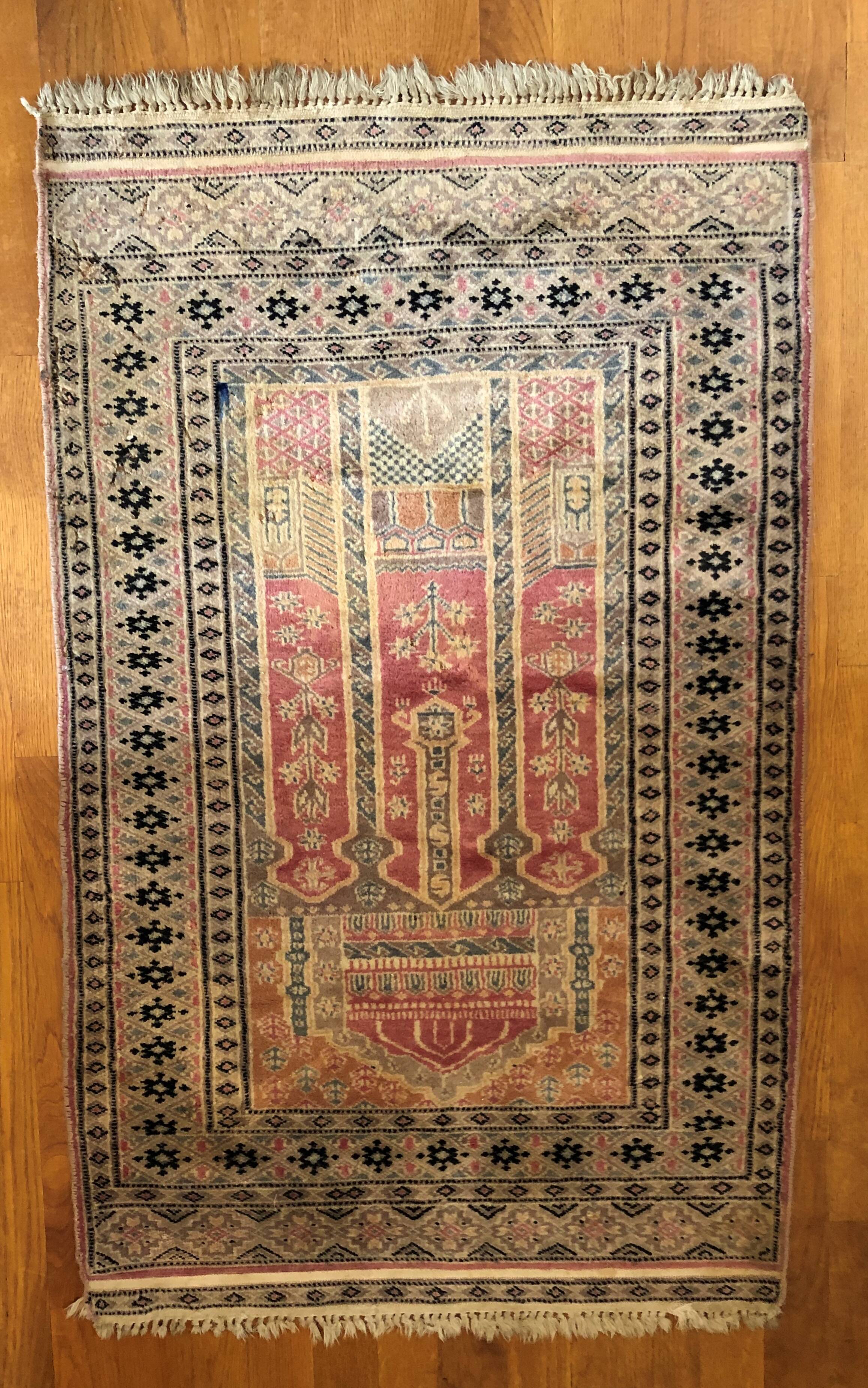 Wool and silk carpet 129 x 76 cm