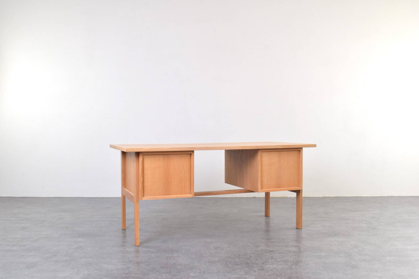 Mid-century oak desk by Svend Åge Madsen for Sigurd Hansen, 1960s.