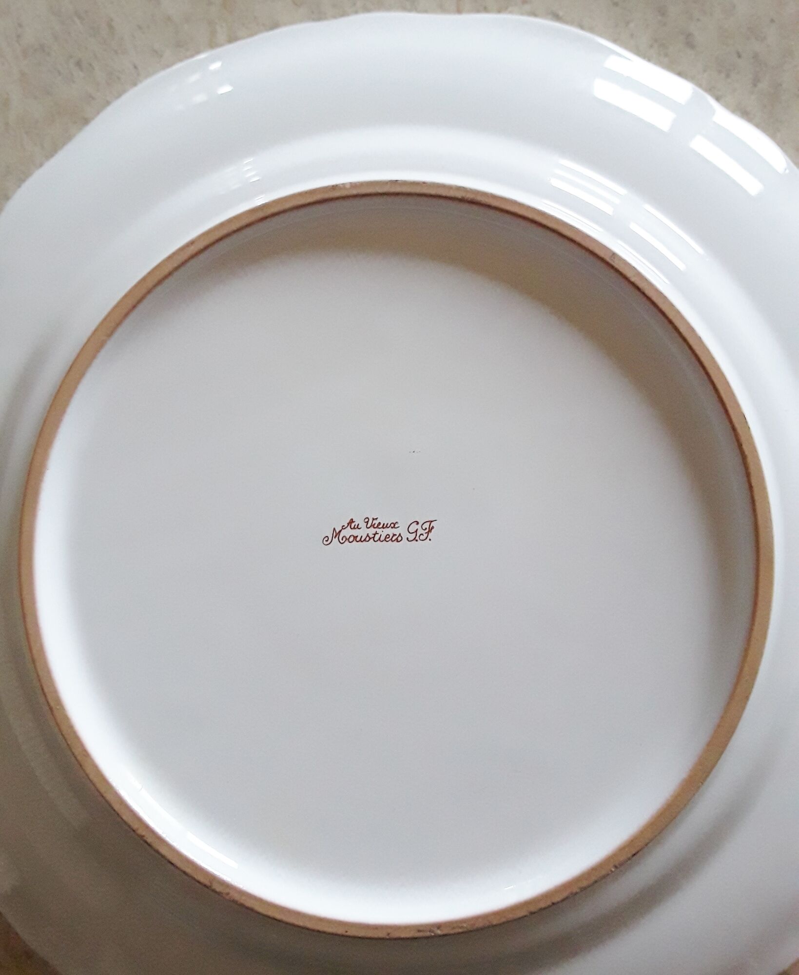 Decorative plate decorated "Birds of Moustiers" and small matching pot