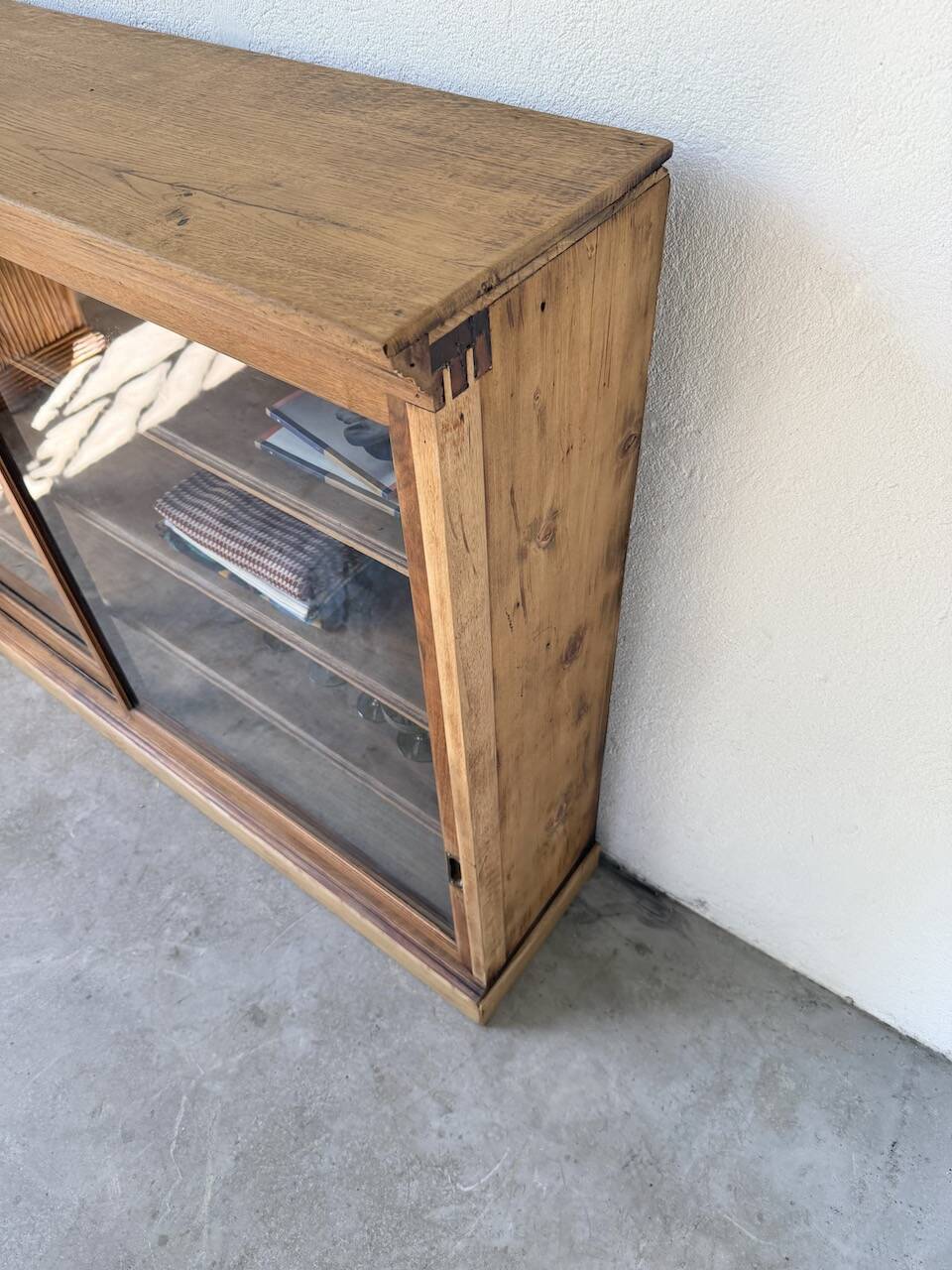 Enfilade vitrée en chêne, années 50