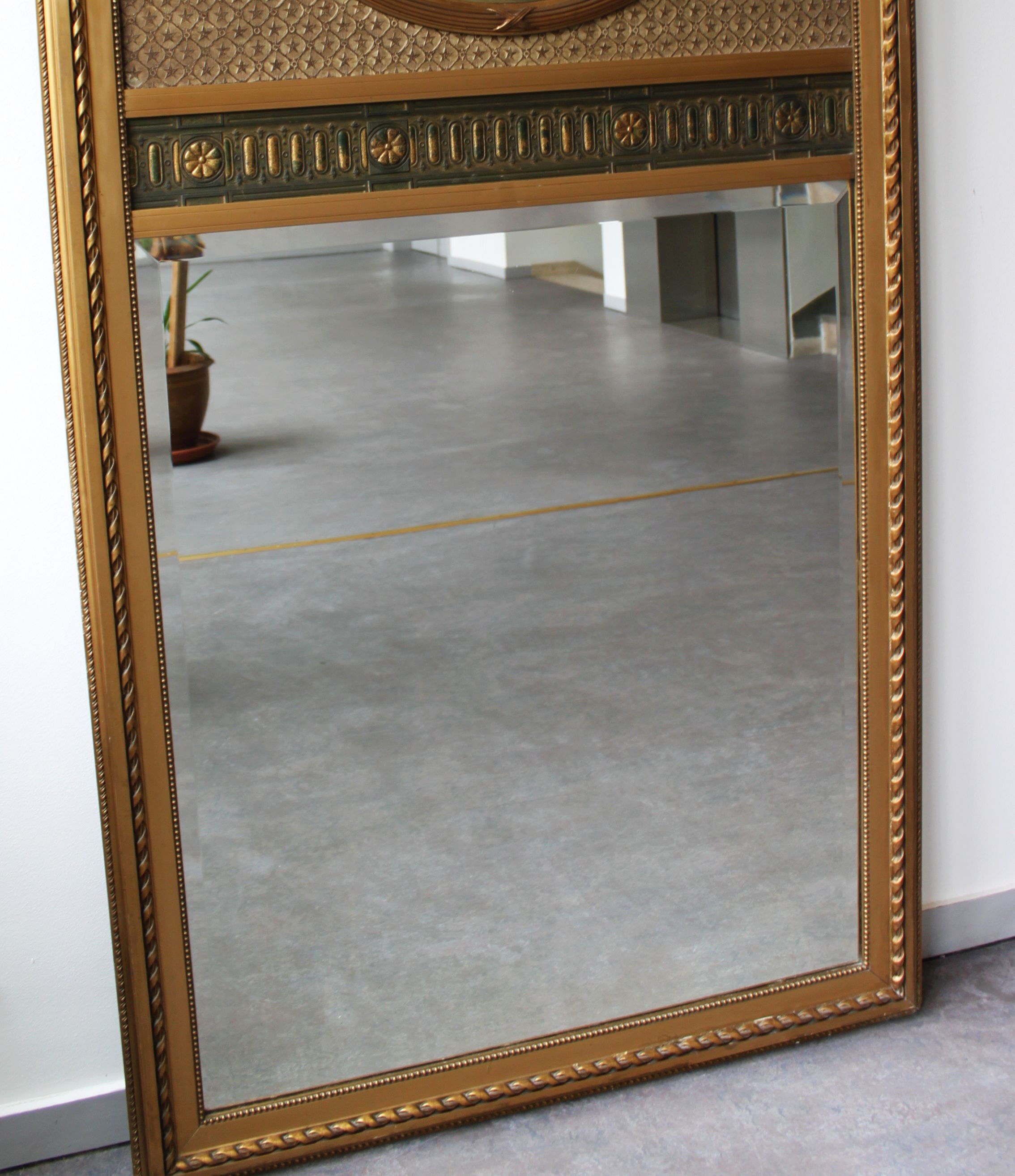 Trumeau mirror with oval decoration and Louis XVI style pediment