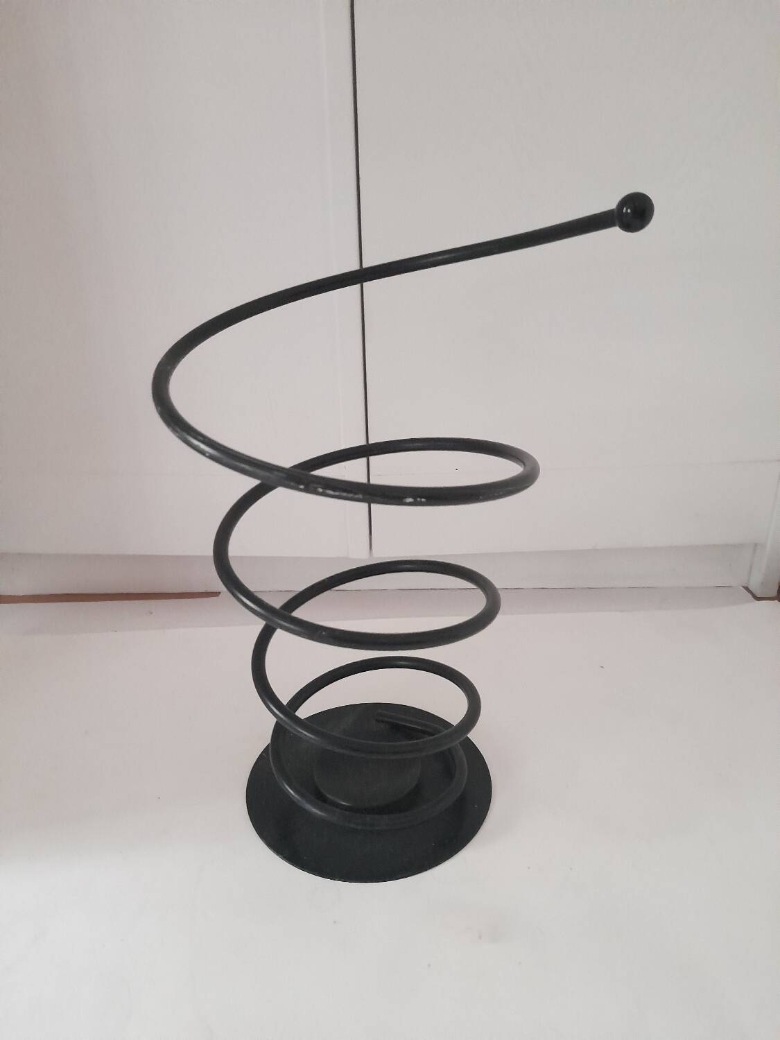 Metal spiral umbrella stand