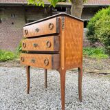 Petite commode d’entre deux marqueterie de cubes de style transition