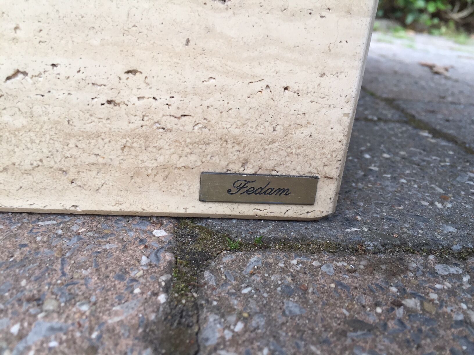 Table basse vintage en travertin et laiton de Fedam 1970