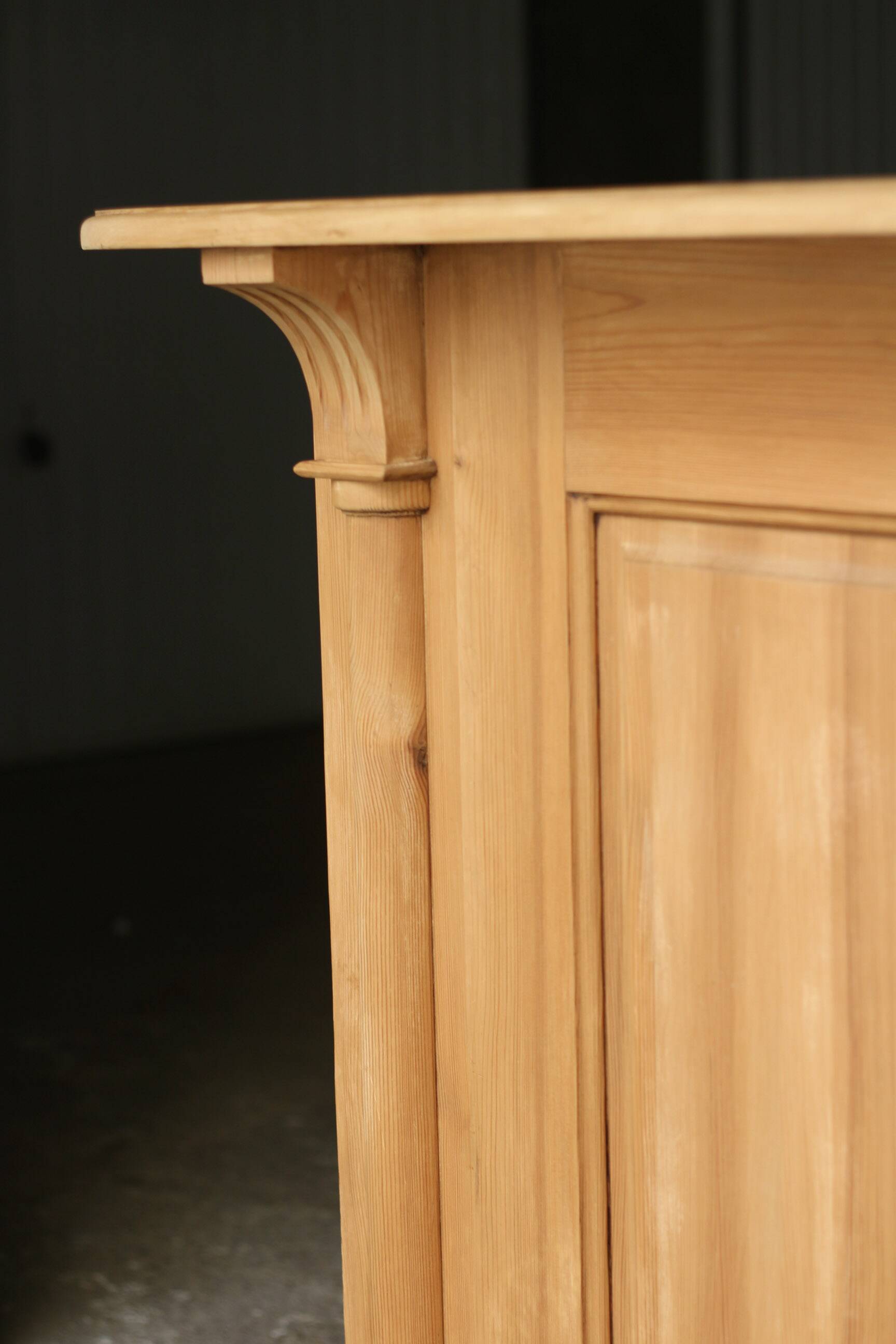 Magnificent hotel counter (19th century): central kitchen island, counter.