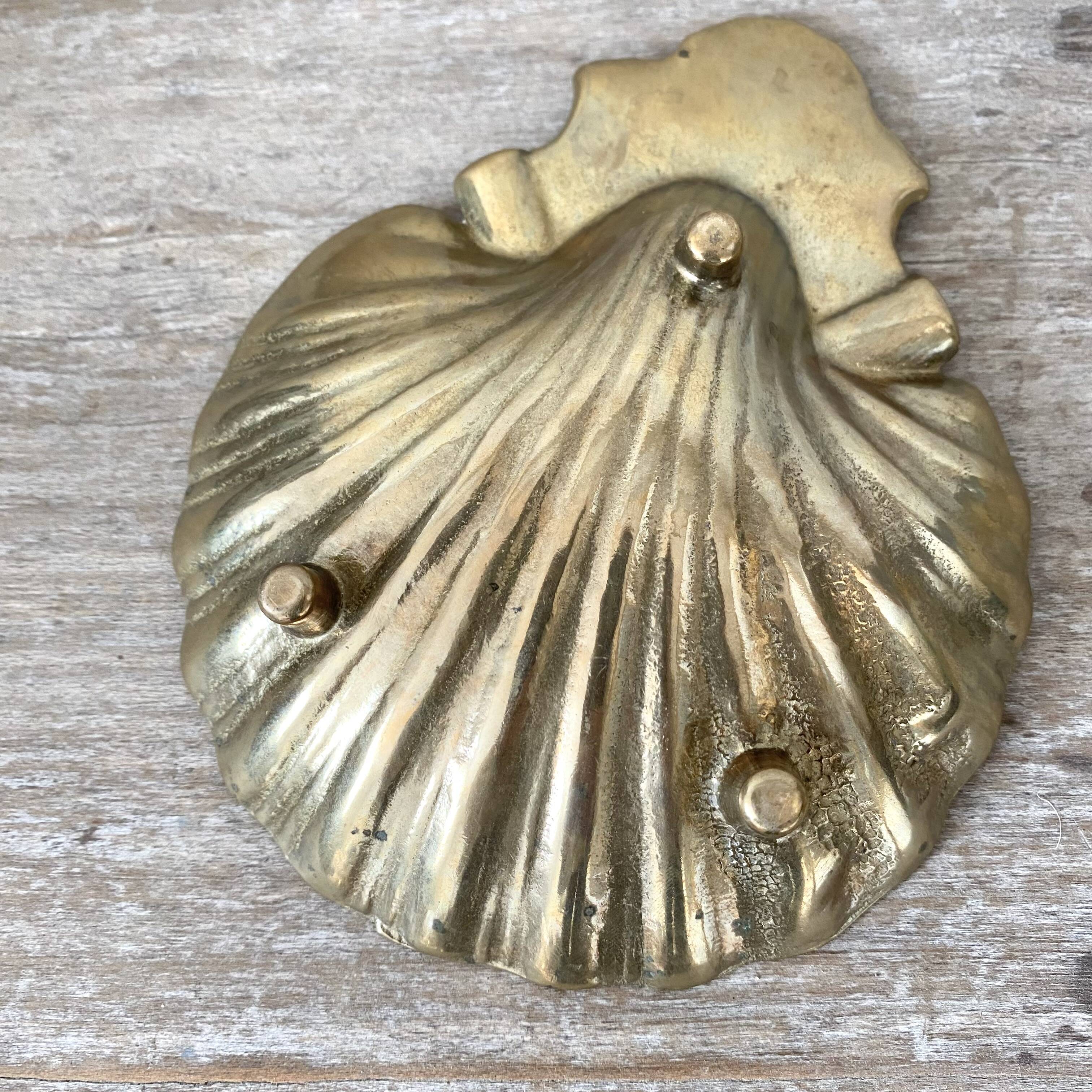 Shell ashtray, scallop shell in brass.