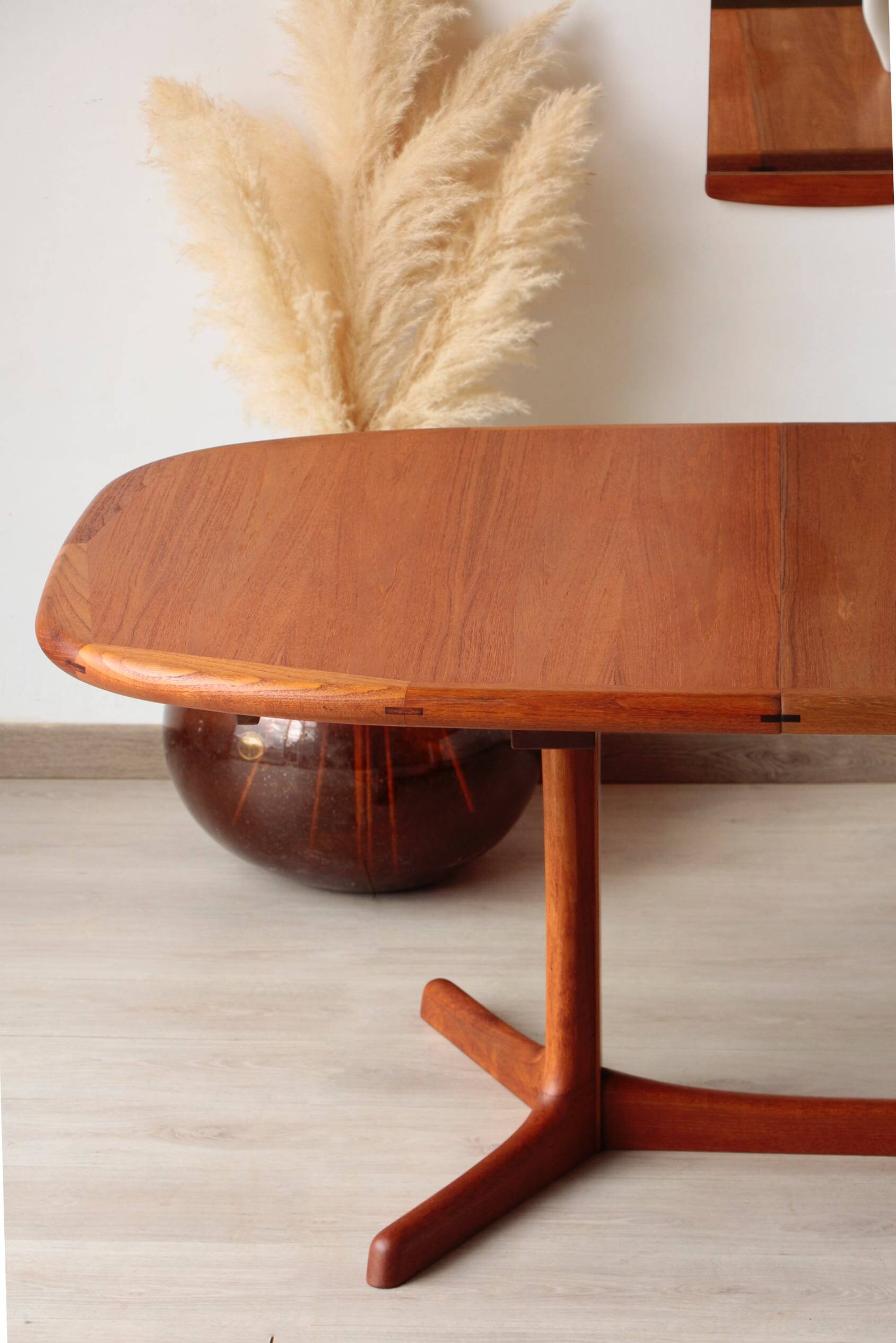 Vintage Dyrlund dining table in teak – the excellence of Danish design.