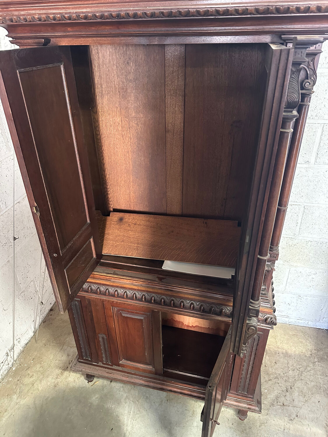 Small Renaissance-style buffet in walnut, 19th century.