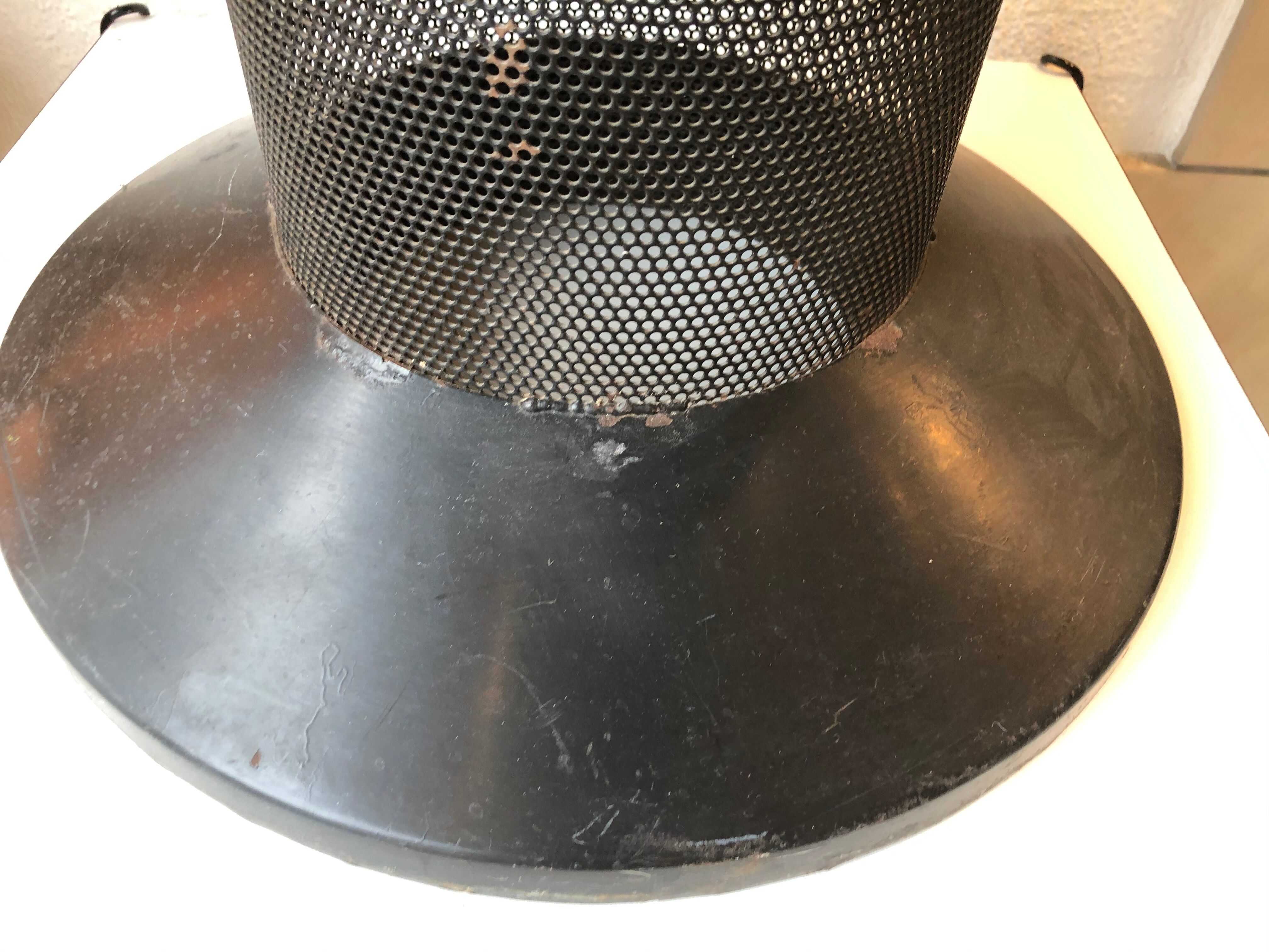 Tabouret ou pouf vintage en tôle perforée vers 1950