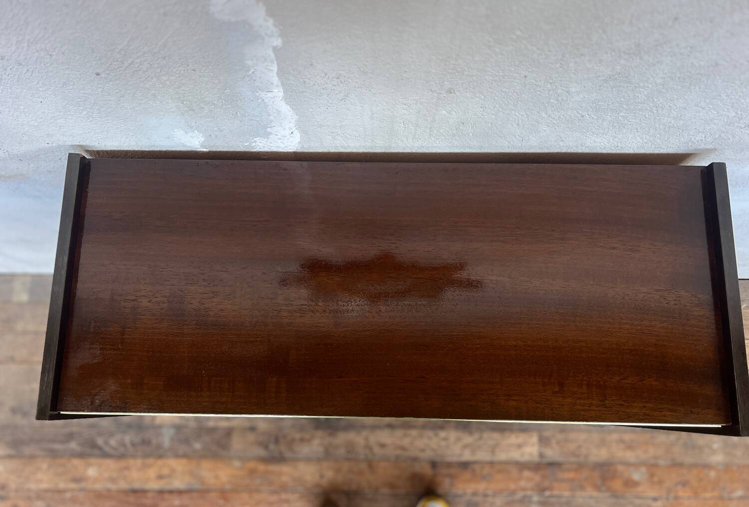 Furnished shoe cabinet with sliding doors