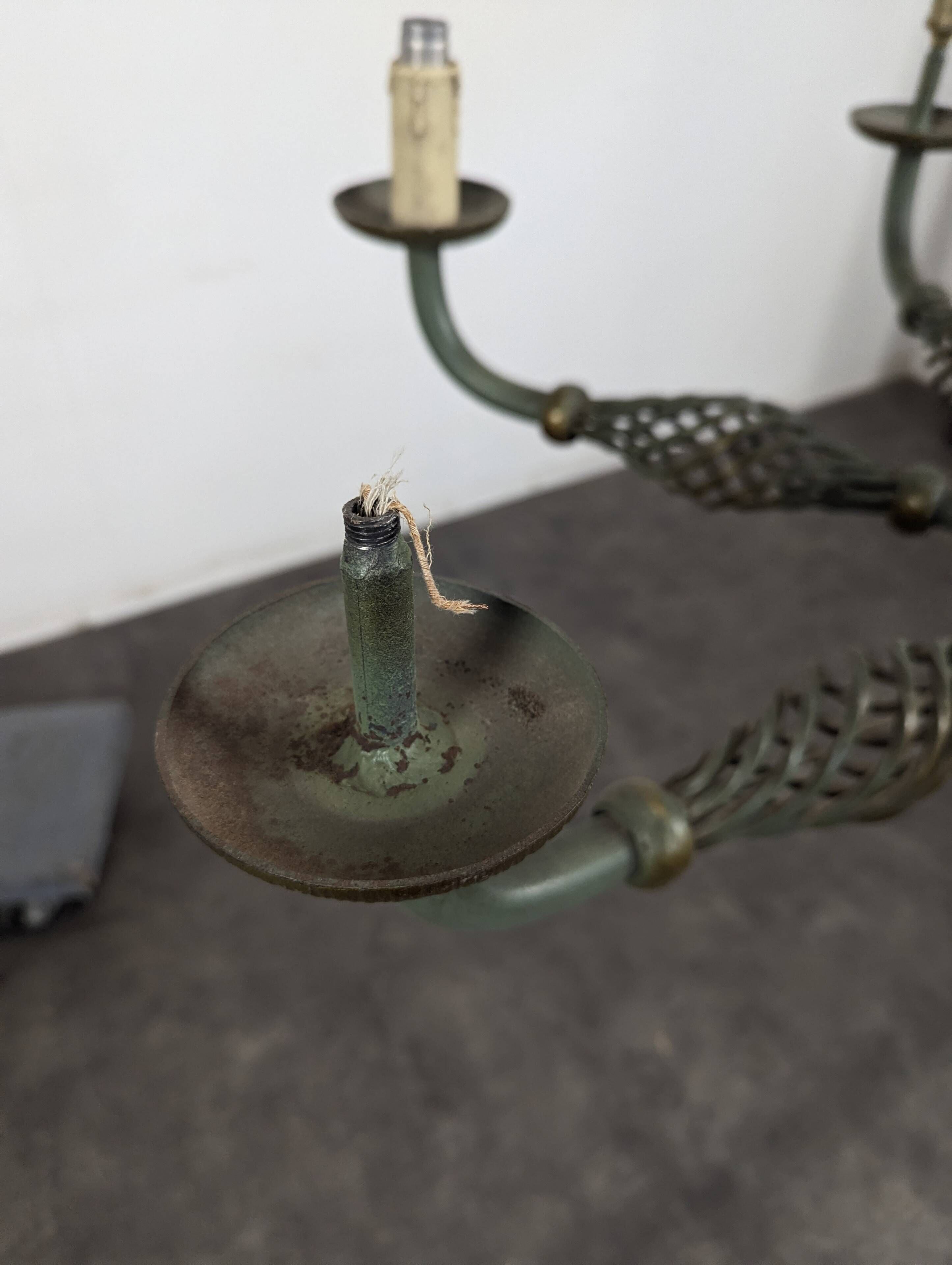 Grand lustre à six bras en fer forgé patiné vert et laiton