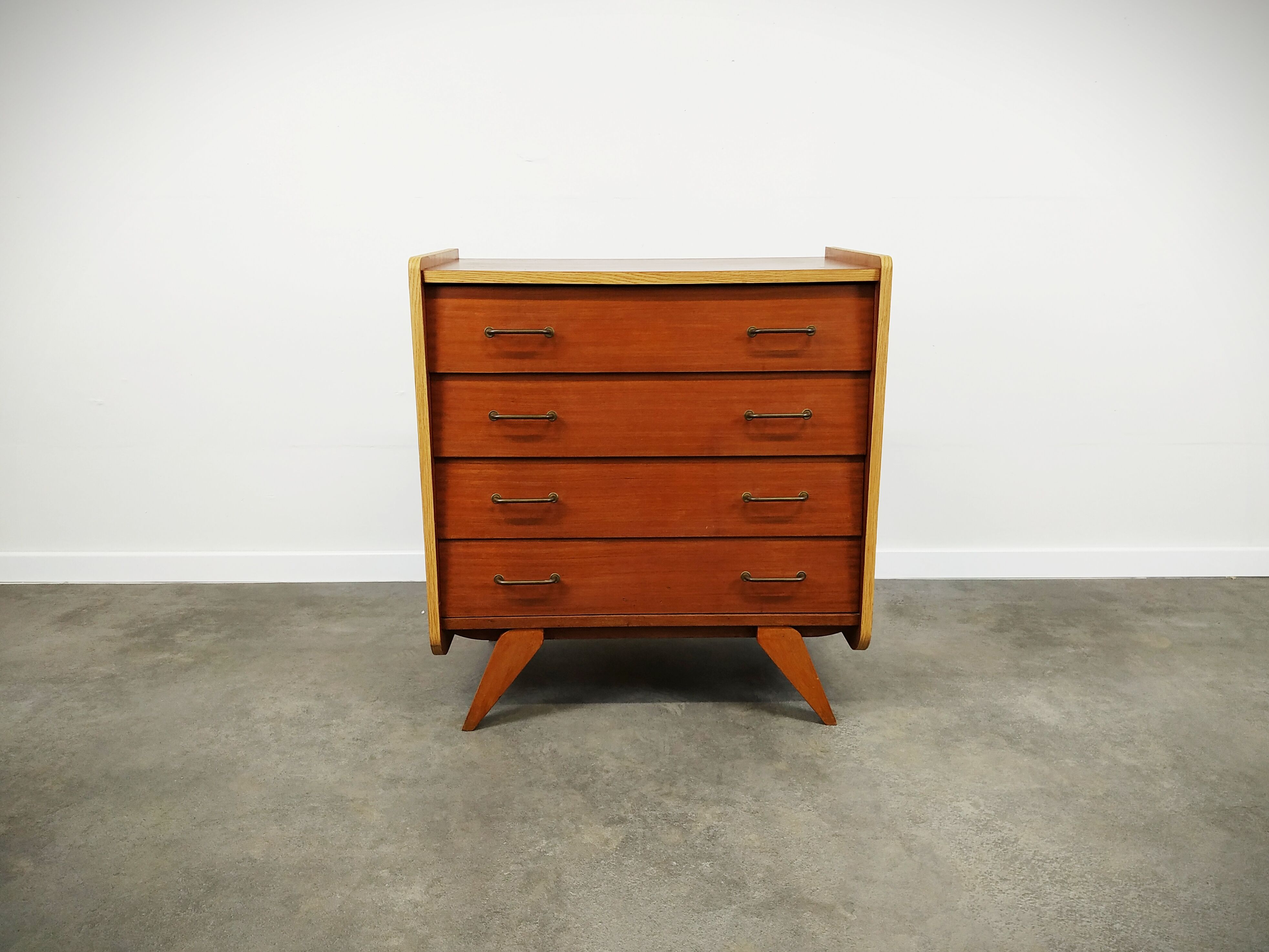 Compass feet dresser