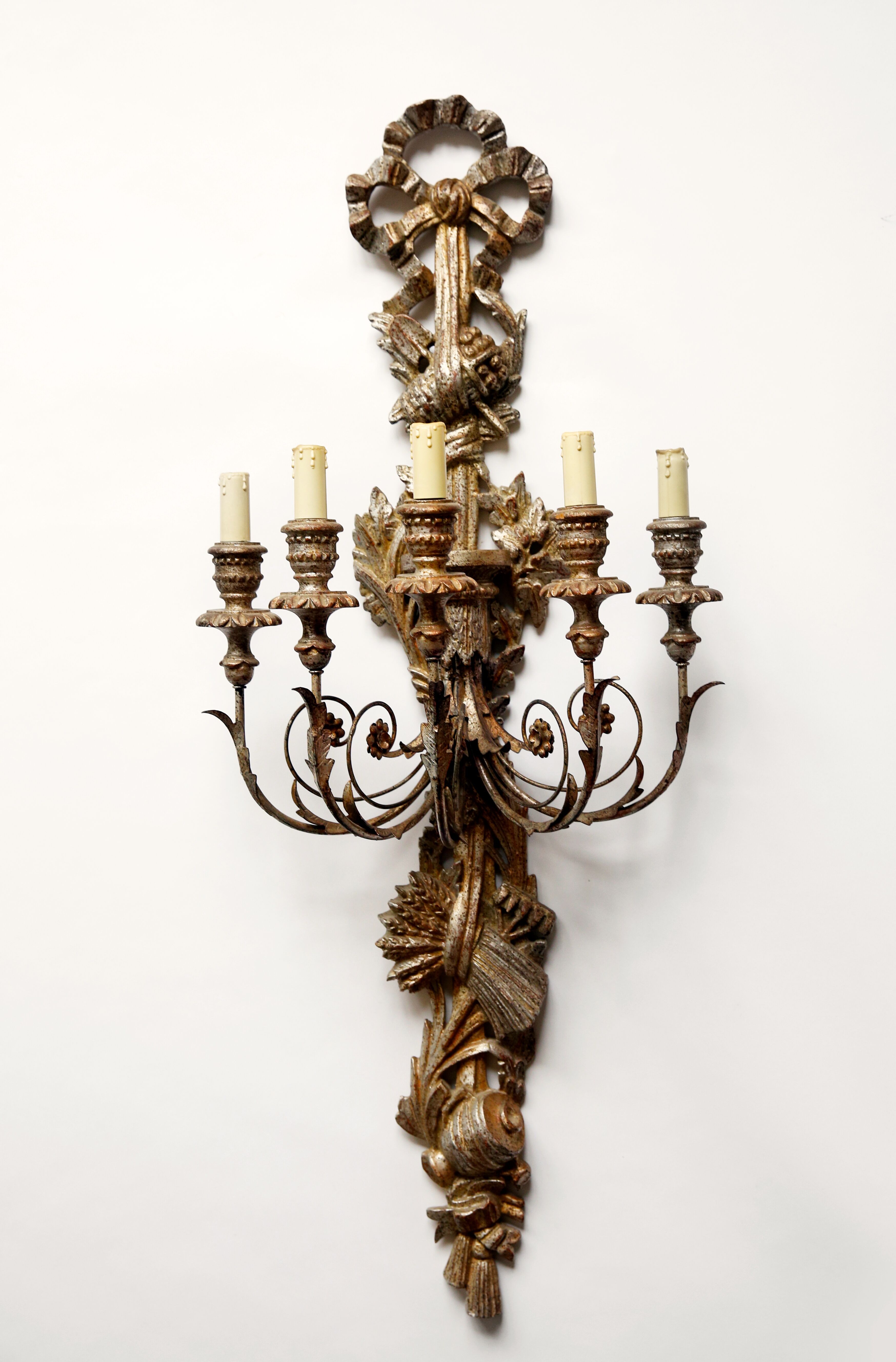 Large pair of wall light with 5 arms of light in gilded, silver and patinated wood