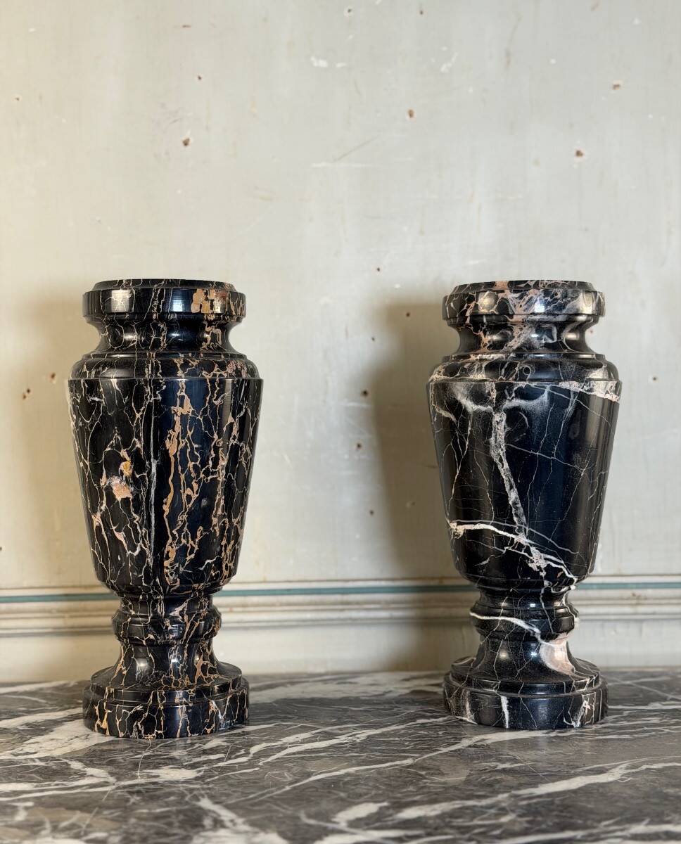 Paire de vases en marbre Portor, vers 1920